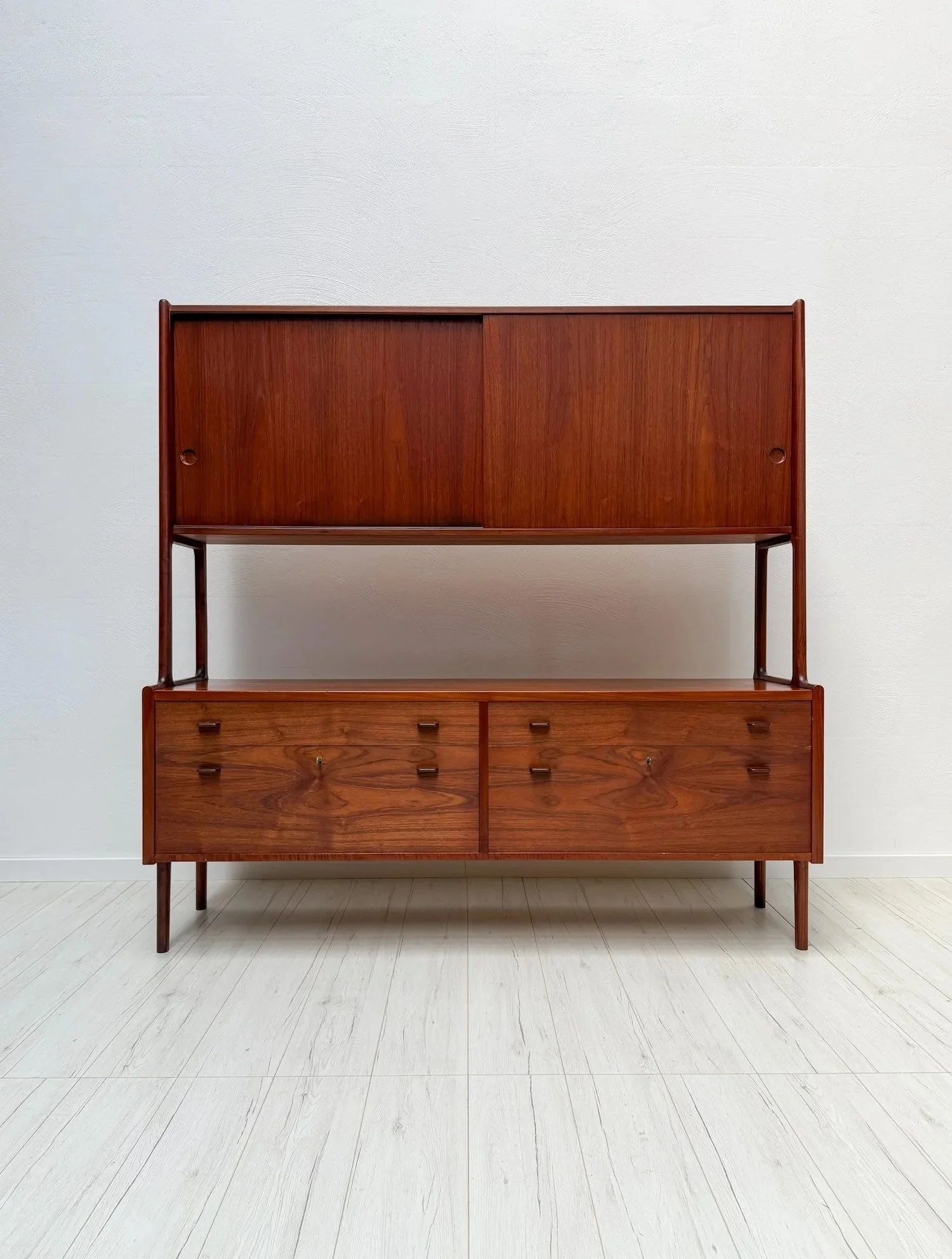 RY20 Highboard by Hans J. Wegner for Ry M&oslash;bler, 1950s

Best known for his chairs, Hans J. Wegner applied the same clarity to storage. The RY20 is understated, practical and beautifully crafted.

Upper cabinet with sliding doors and adjustable 