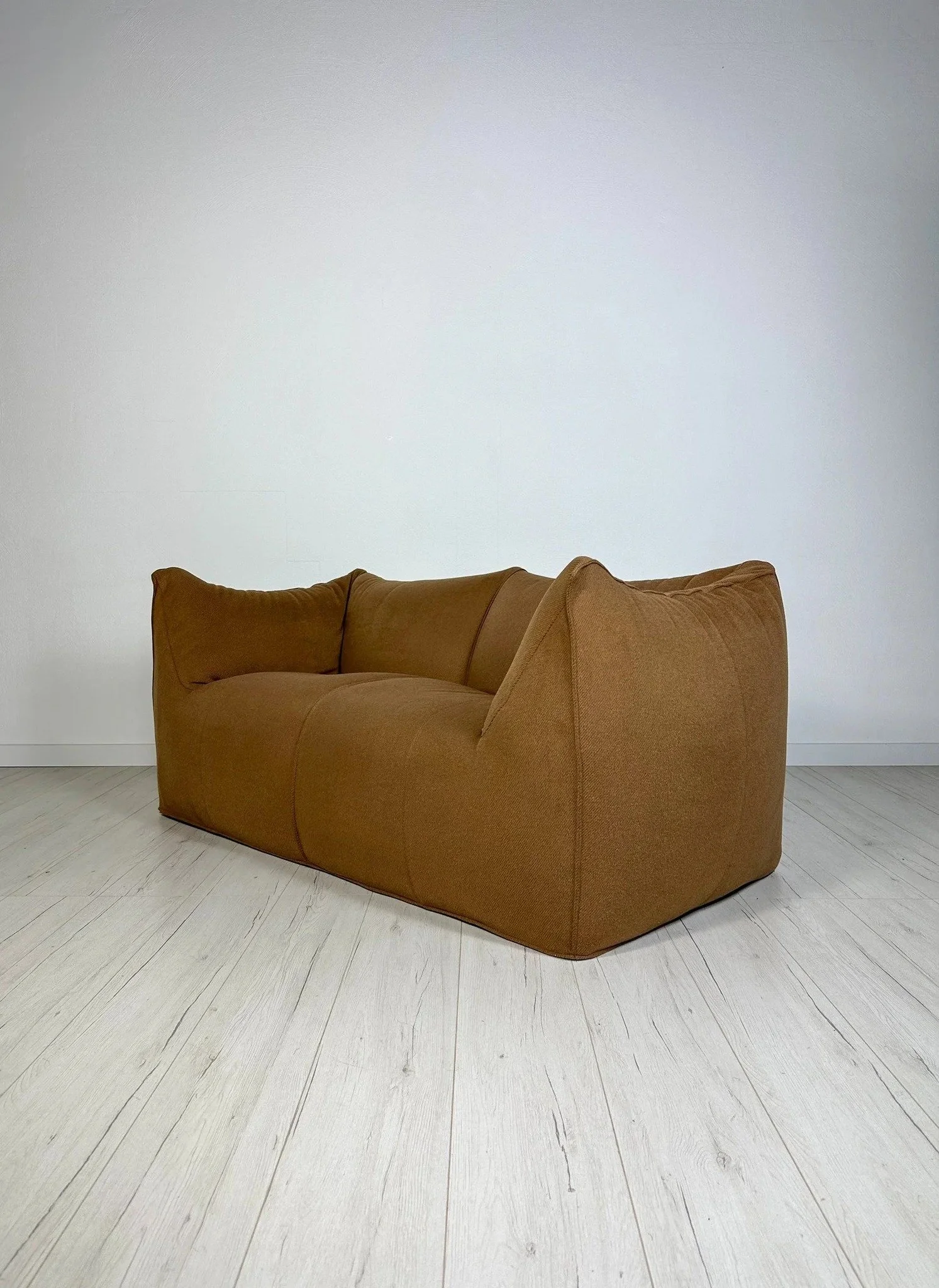 Le Bambole 2-Seater by Mario Bellini for B&amp;B Italia, 1980s

Mario Bellini&rsquo;s Le Bambole (&ldquo;the dolls&rdquo;) did away with a visible frame altogether &ndash; just soft, generous volumes. It won the Compasso d&rsquo;Oro in 1979.

Upholst