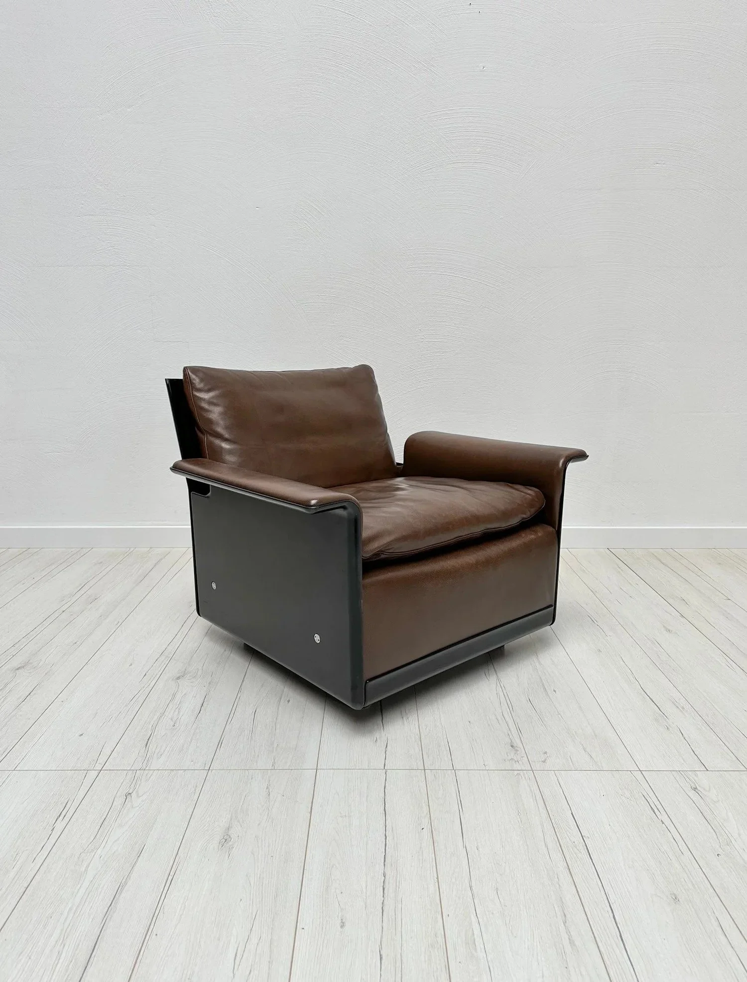 620 Lounge Chair by Dieter Rams for Vitsoe, 1960s

Designed by Dieter Rams in 1962, the 620 chair captures the futuristic optimism of the sixties &ndash; and Rams&rsquo; idea of &ldquo;less, but better&rdquo;.

Sculptural black moulded shell with bro