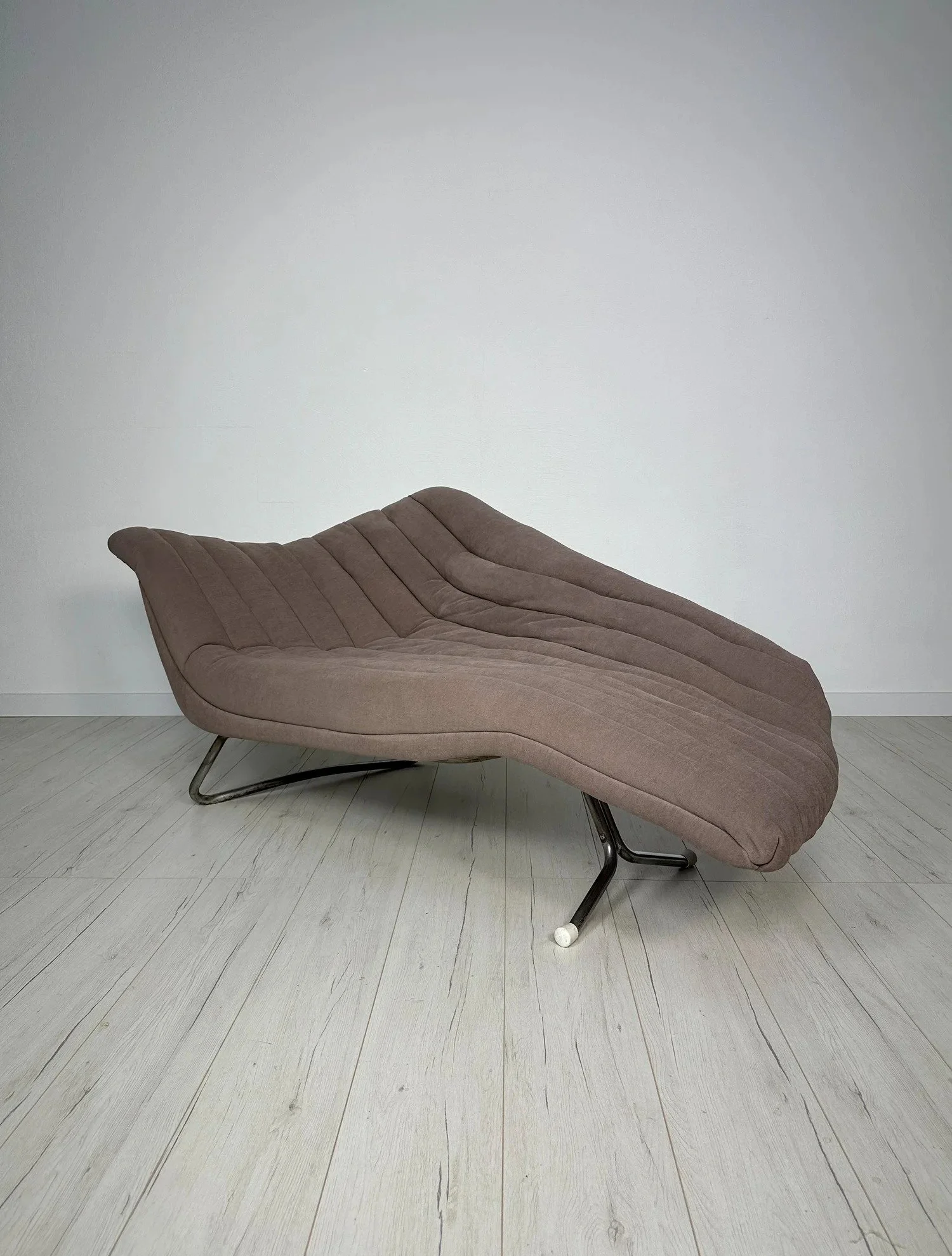 &lsquo;Soloform 5008&rsquo; Chaise Longue by Hans Hartl for Eugen Schmidt, 1953

Organic and asymmetrical, the Soloform is a rare piece of early-fifties West German design &ndash; true to the company motto: &ldquo;who sits well has a good mood&rdquo;