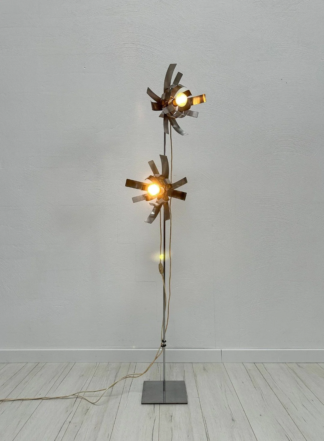 Sculptural Floor Lamp by Jocelyne Trocm&eacute; for Oxar, 1970s

Two adjustable light sources made of curved, polished metal blades &ndash; a dynamic play of form and reflection. A true statement piece of 1970s French design, fully functional with E2
