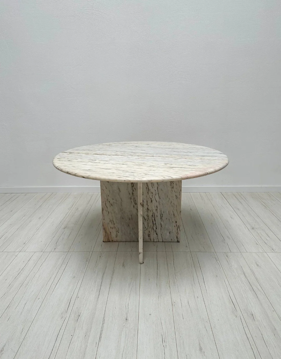 Large Marble Dining Table with X-Base, 1970s

A beautifully grained marble top resting on a sculptural base of two interlocking elements forming an "X". Very neat original condition &ndash; only minor blind spots visible depending on the li