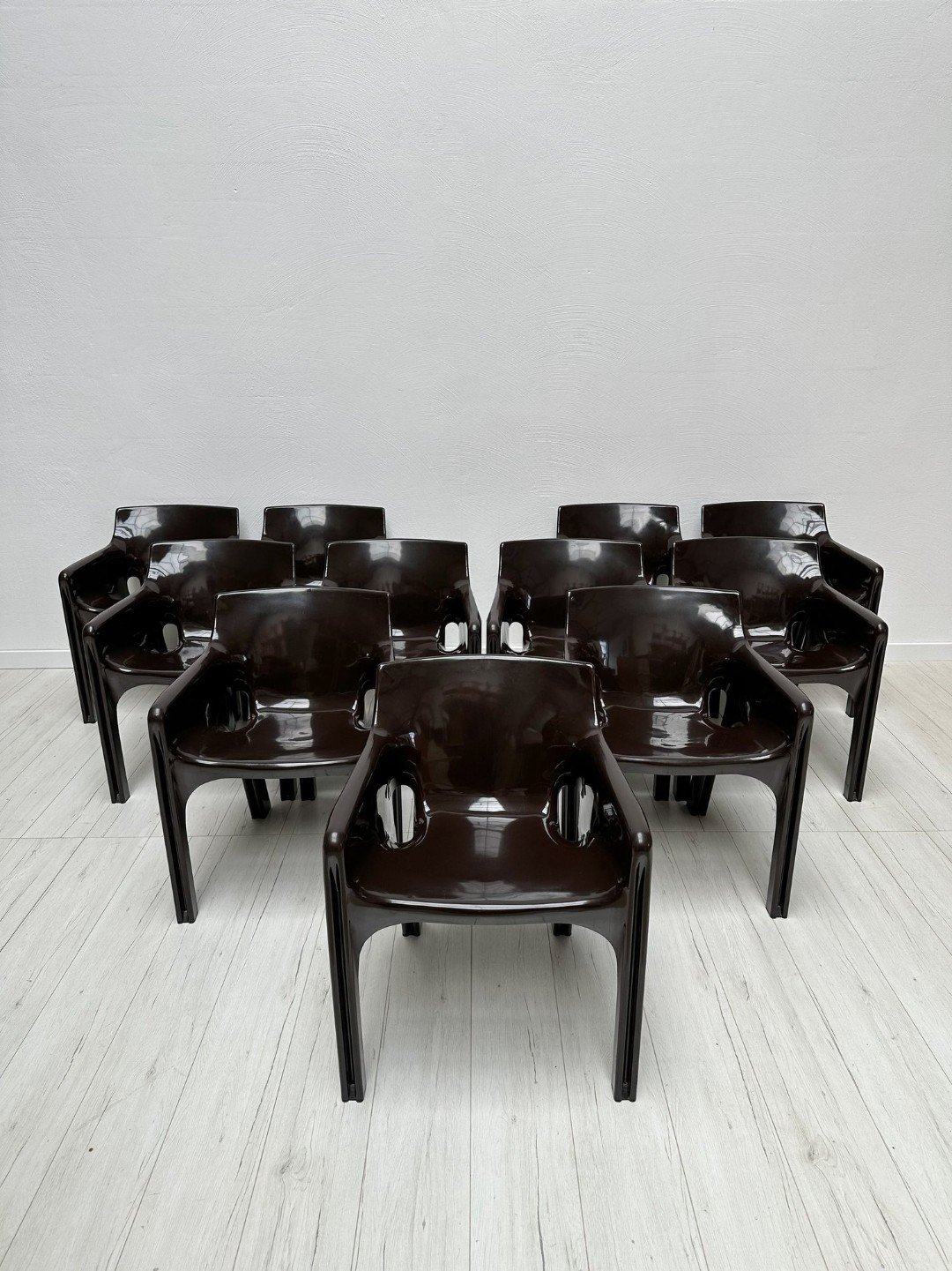 'Gaudi' Armchair by Vico Magistretti for Artemide, 1970s

Moulded in one piece of dark brown plastic, the Gaudi is as sculptural as it is durable &ndash; a Space Age classic by Vico Magistretti. Neat condition with age-related signs of use. Several c