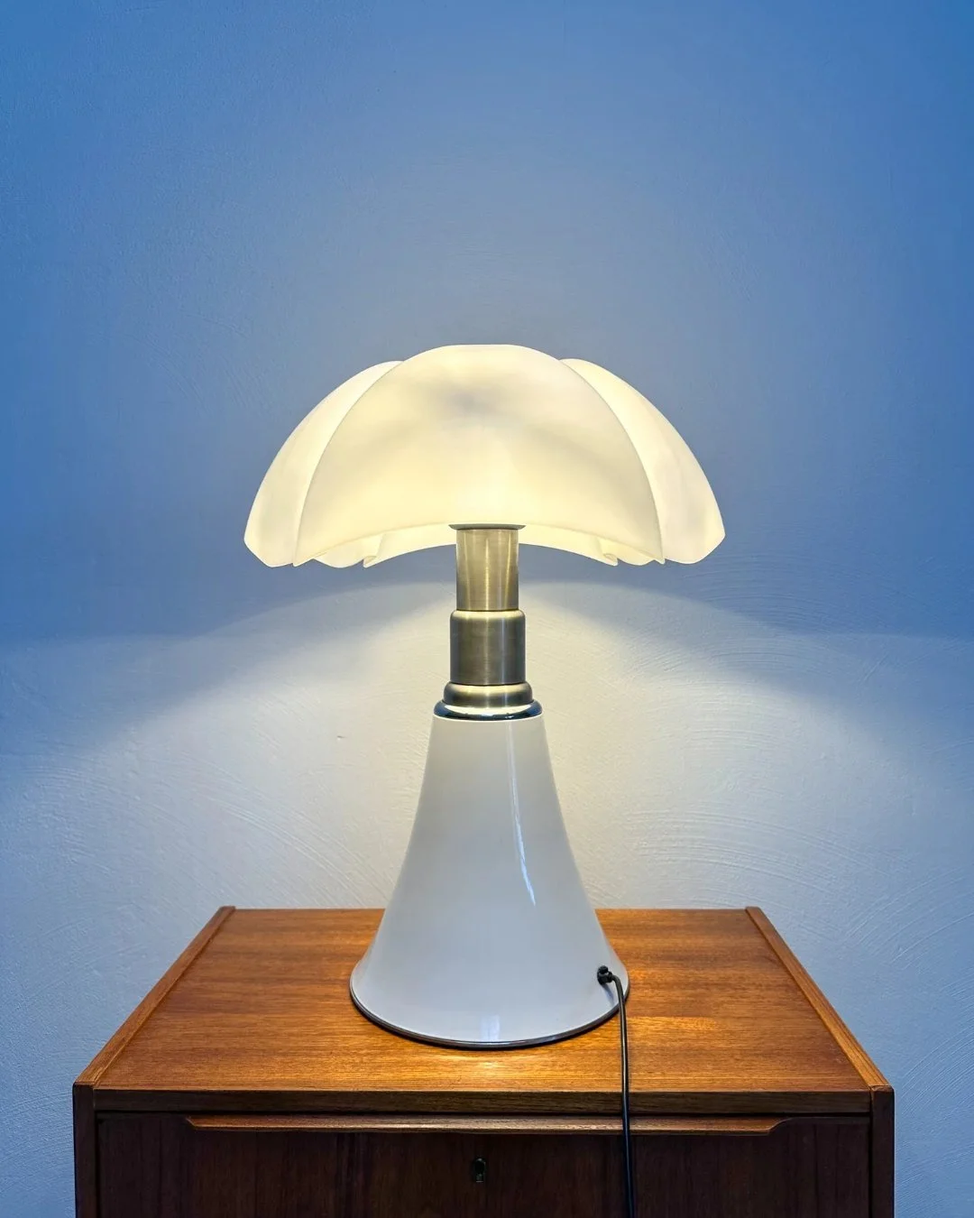 'Pipistrello' Table Lamp by Gae Aulenti for Martinelli Luce, 1970s

An early example of Gae Aulenti's icon: a satin stainless-steel telescopic stem, a white base and the unmistakable bat-wing diffuser in white opal methacrylate. Height-adjustable and
