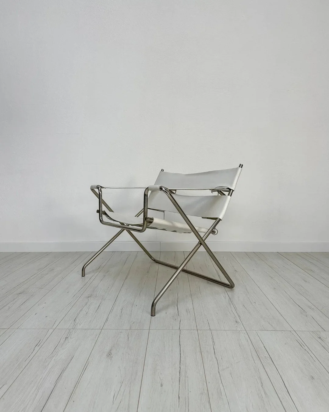 D4 Folding Lounge Chair by Marcel Breuer for Tecta, 1960s/70s

Bauhaus in its purest form: a nickel-plated tubular steel frame that folds flat, paired with white leather seating &ndash; Breuer's 1926 design, made in Germany by Tecta. Neat original co