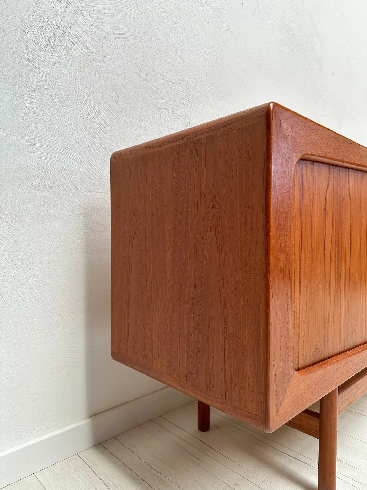 1960s Vintage Large Danish Design Teak Sideboard with Tambour Doors – detail 4