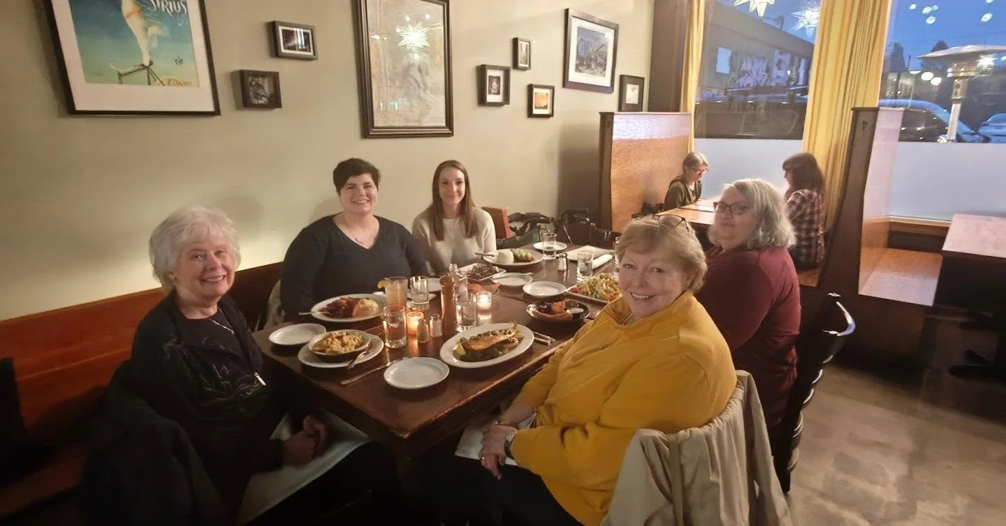 It's always great to catch up with sisters 💚&hearts;️ 
While dining on some AMAZING food, our sisters talked about spring break plans, volunteering endeavors, long-awaited interviews and exciting concepts for upcoming chapter events!!!

A huge thank