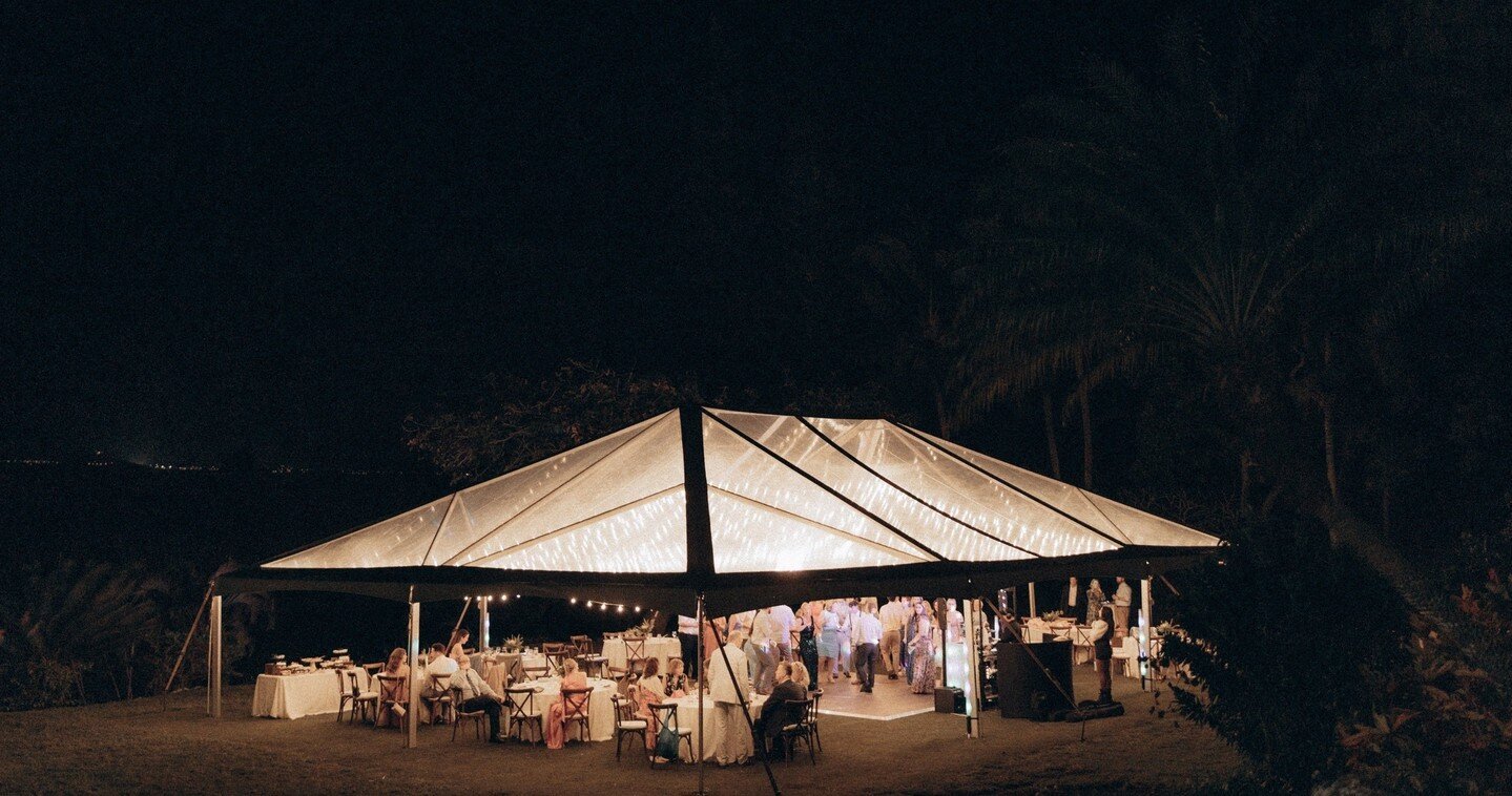 Our Clear Top Tents create the perfect weather proof reception, all while you can enjoy the beautiful outdoors of Hawaii. Bonus, you can create a gorgeous ambiance with your lighting designs inside💡⁠
⁠
Reach out to receive our Lighting and Tent Guid