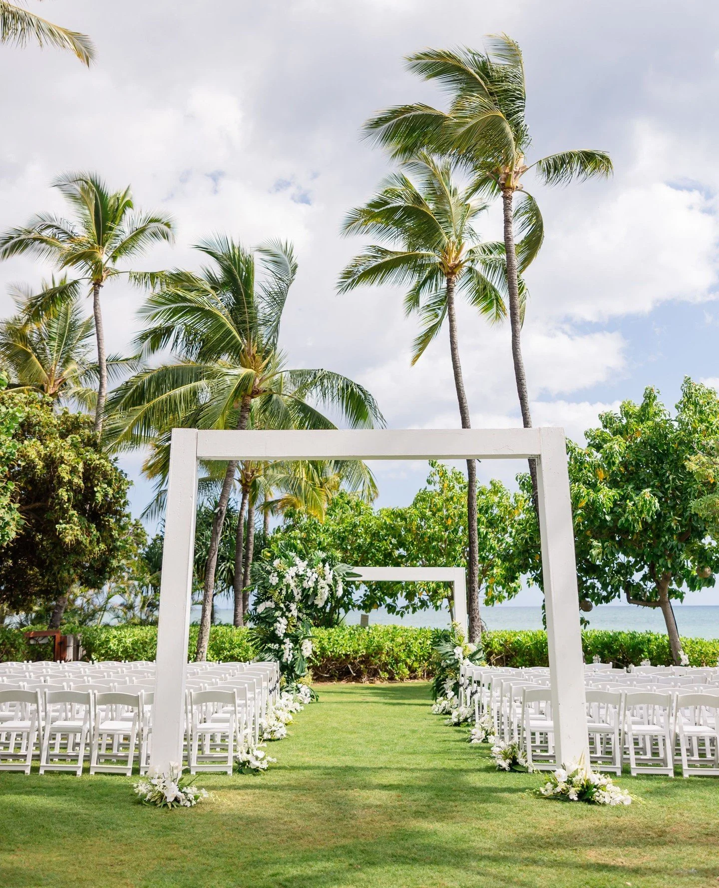 Sealed with a kiss&hellip; and a whole lotta aloha! 💋🌺⁠
Match made in paradise! 💕✨ ⁠
⁠
 When love is in the air and the trade winds are just right... you get this kind of magic! 🌬️💖⁠
This gorgeous couple said &quot;I do&quot; in true island styl