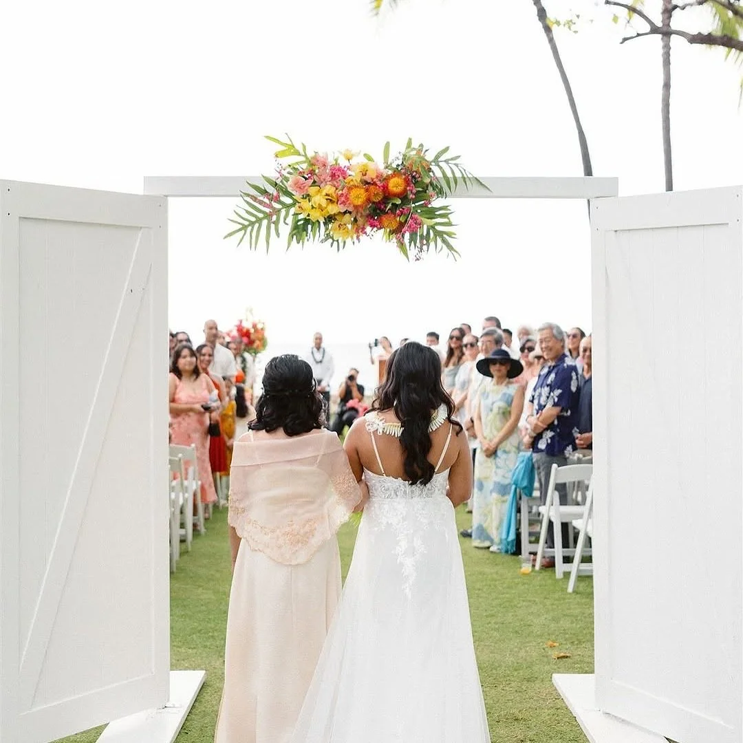 Now this is a entrance!🤩 Our White Barn Doors make for the perfect portal to your &ldquo;I Dos&rdquo;.
.
.
.

Vendor Love💞
Venue: @lanikuhonua
Coordinator: @allthedeets_ 
Bar: @chars.bar 
HMU: @gracenicoleglam
Emcee/DJ: @djtroyhawaii
Photo/Video/Ph