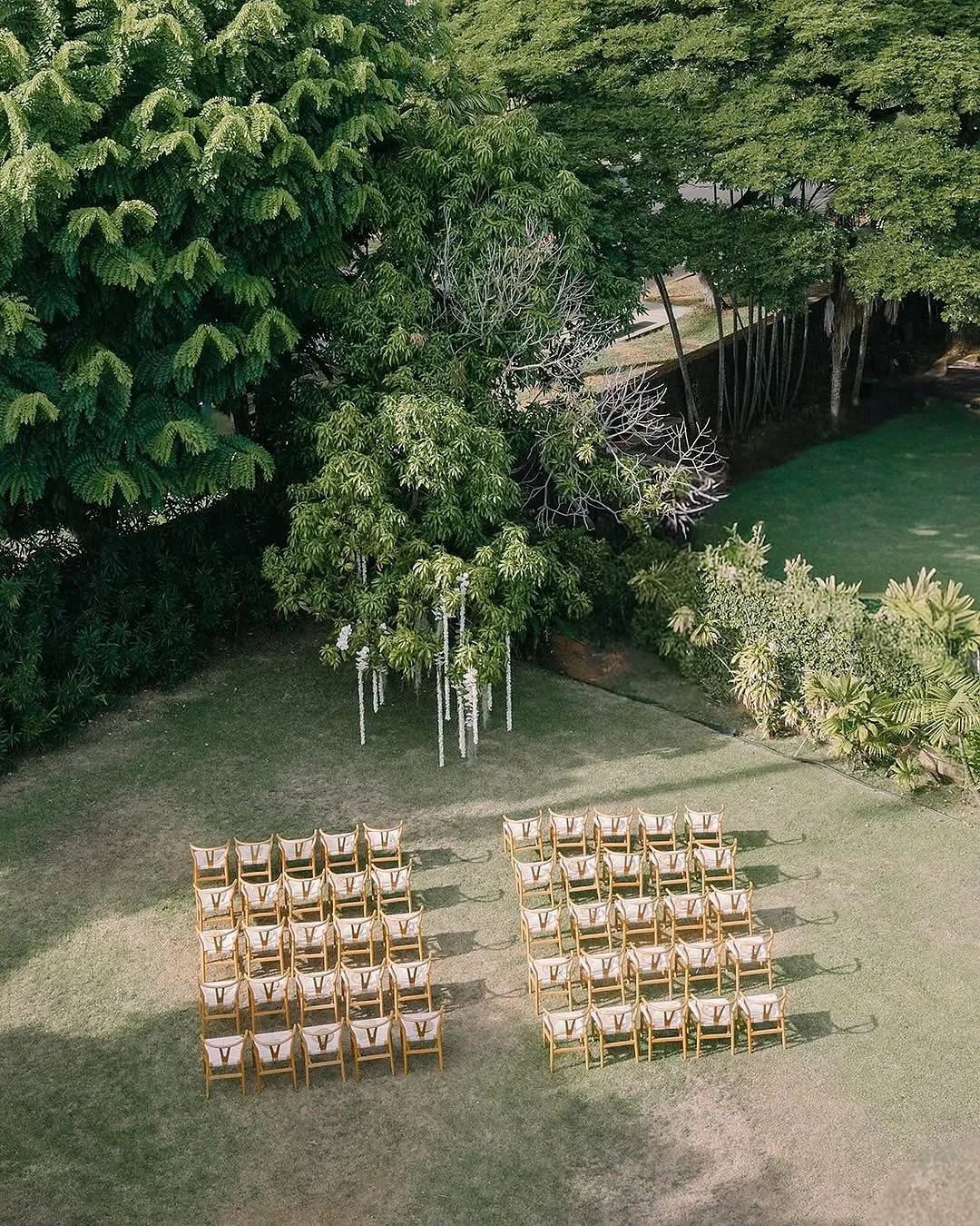 This view + these chairs. A dream setting for the dream couple 💅💍
.
.
.
Vendor Love✨ 
Day of Coordination @forever_amour_events
Photography @mashasakhno.photo
Catering @kenuikitchen
Music @kevinmiso @saxwillard
Rentals @alohaartisans
Florals @meida