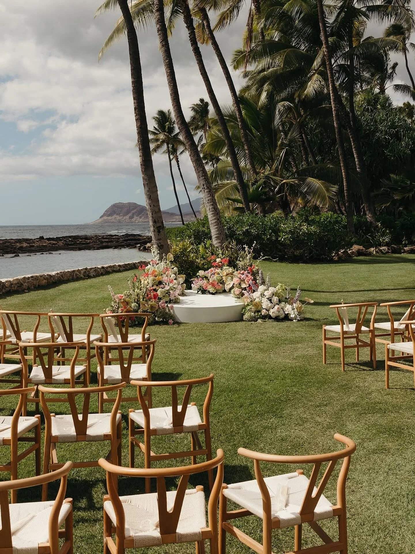 Love seeing our white ceremony platform dressed to the nines in floral 😍 Never fails to impress ❤️✨ Shout out to @belledejour_floral for this stunning setup!
.
.
Vendor Love✨
photo: @keanibakula 
video: @hfilmshawaii 
planning + design: @allthedeets