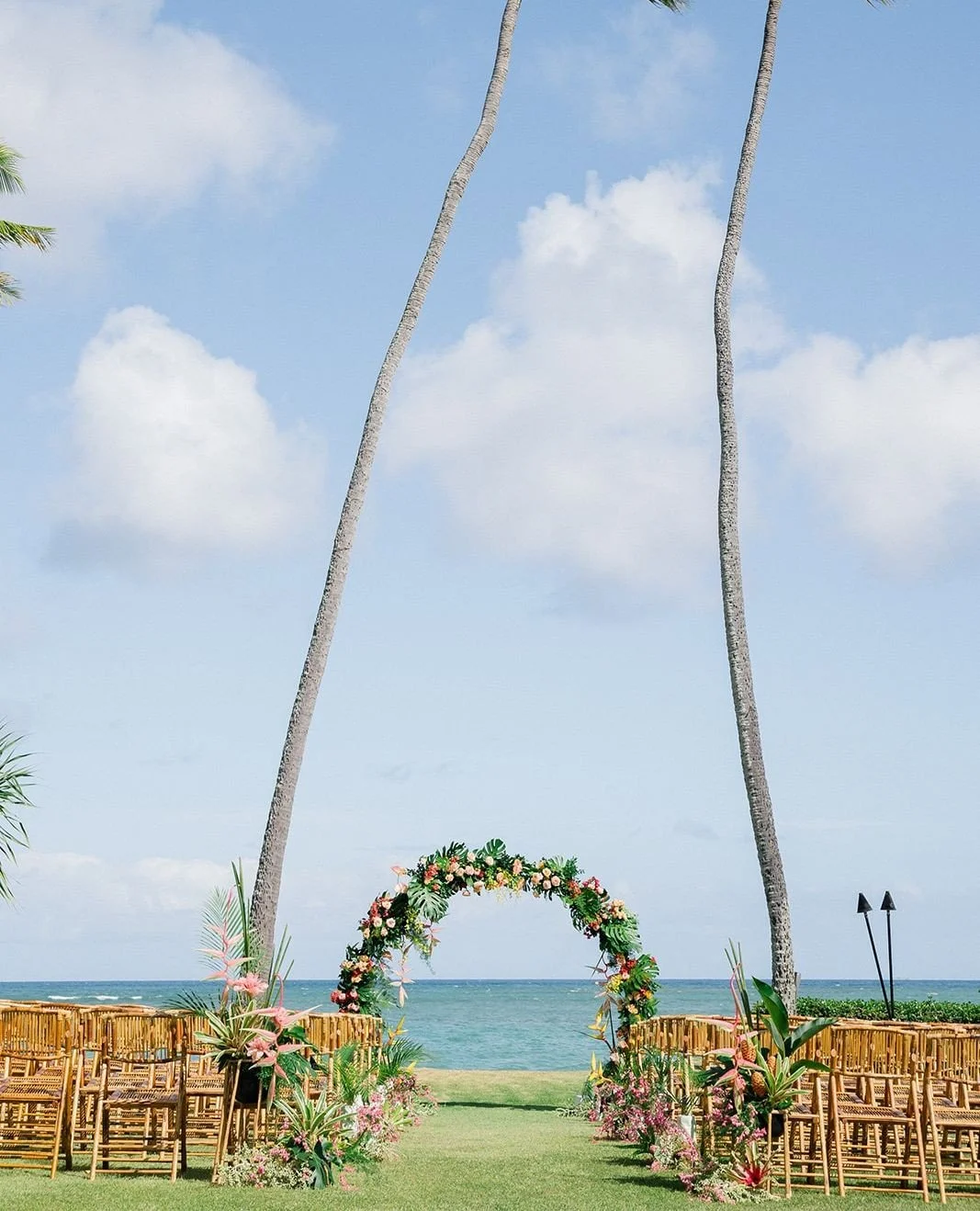 Every moment from this timeless wedding was filled with love and meaning&hearts;️⁠
⁠
Featuring our White Circle Altar, Bamboo Folding Chairs ⁠
.⁠
.⁠
.⁠
Vendor Love✨⁠
Planning &amp; Design: @lifestylemavenevents⁠
Venue: Waialae Country Club⁠
Photograp