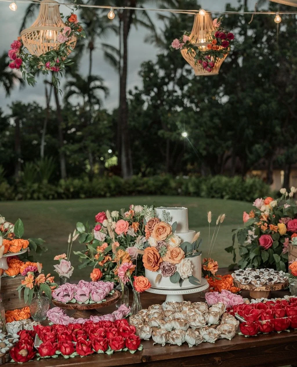 Tell me your dessert table is the moment&hellip; without telling me your dessert table is the moment. 🍰✨⁠
I&rsquo;ll go first&hellip;.⁠
⁠
⁠
Featuring our Brooklyn Lanterns, Brown Farm Table, White Sailcloth Tent, Cafe Globe Lights⁠
⁠
Vendor Love✨⁠
P