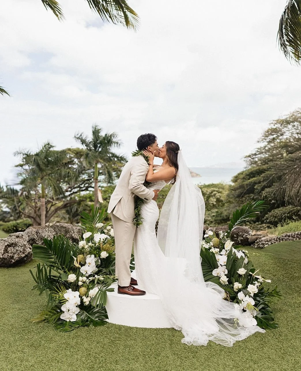 Elevated &lsquo;I do&rsquo;s.&rsquo; ✨ Our signature Platform Altar creates the perfect stage for unforgettable moments 💍⁠
⁠
Vendor Love✨ ⁠
Planning: @simplyflawlessweddings808⁠
Photo/video: @razzydrew_photovideo⁠
Venue: @kualoaranch @kualoaranchwed