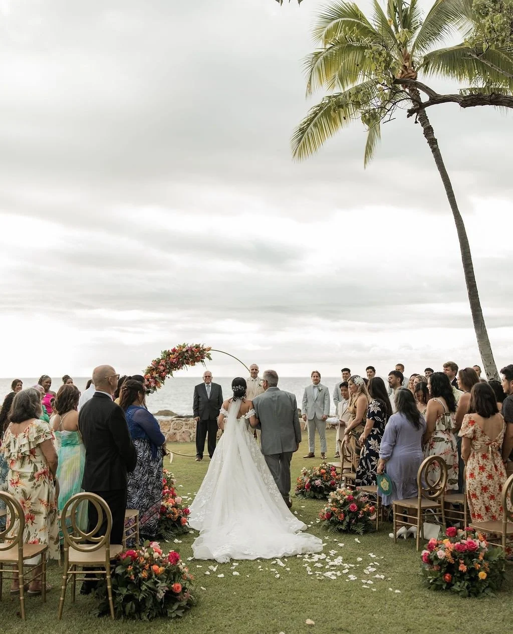 When the ocean, the florals, and the &ldquo;I do&rdquo; all line up just right. 🌺✨ Obsessed with this dreamy @lanikuhonua ceremony for the sweetest couple.⁠
⁠
Featuring our Gold Circle Altar, Gold Phoenix Chairs⁠
.⁠
.⁠
.⁠
Vendor Love✨⁠
Planning &amp
