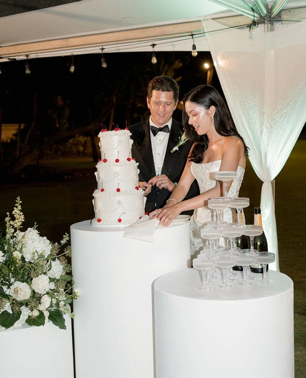 Add a touch of timeless elegance, our White Tiered Pillars are the perfect way to elevate your wedding d&eacute;cor ✨💍⁠
.⁠
.⁠
.⁠
Vendor Love✨⁠
Planning &amp; Design: @allthedeets_⁠
Photography: @_emilychoy⁠
Videography: @markarista⁠
Florals &amp; De