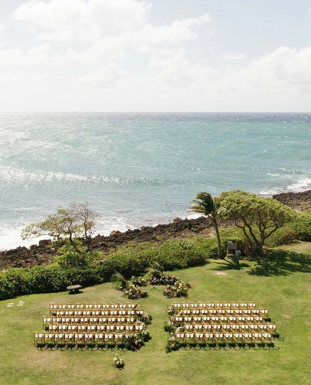 A stunning seaside celebration at Turtle Bay 🌴🌺 &mdash; love and ocean views all around 🌞💖 ⁠
⁠
Featuring our Wishbone Chairs ⁠
.⁠
.⁠
Vendor Love✨⁠
DESIGN &amp; PLANNING: @gracehellerevents⁠
PHOTO: @sberardweddings⁠
FLORALS: @renkofloral⁠
VIDEO: @