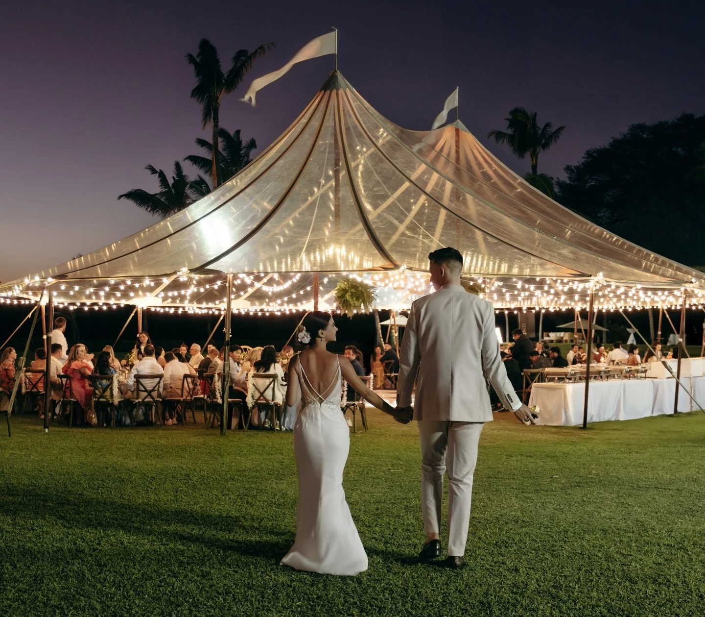 POV: you walk into your wedding and it feels like a movie 🎥✨ absolutely obsessed with our Clear Sail Cloth Tent. It truly brings Hawaii&rsquo;s gorgeous landscape into your wedding reception 🩷

Featuring Our:
44x63&rsquo; clear sailcloth tent ✨
cro