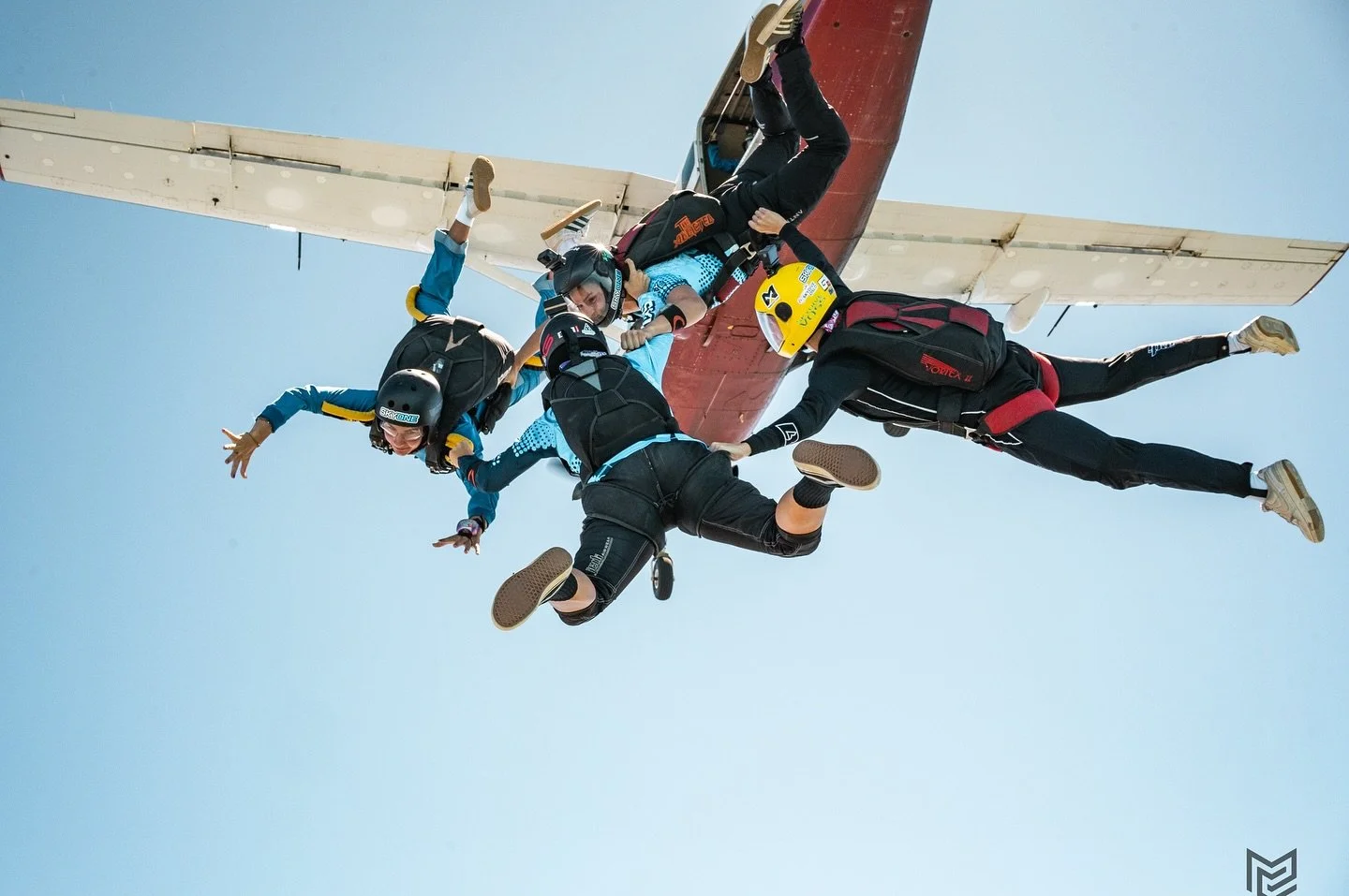 Flying high with my girls for @fabiennezopfi B6. That was one wild jump!