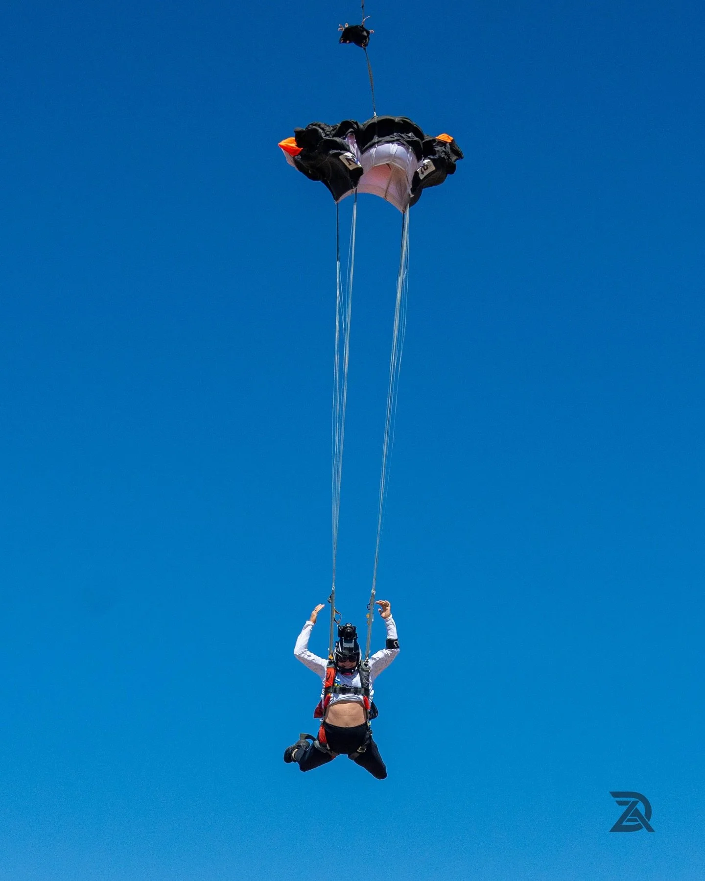 Caught @darius_zargs at @hillmanfarm.skydivingclub 📸
