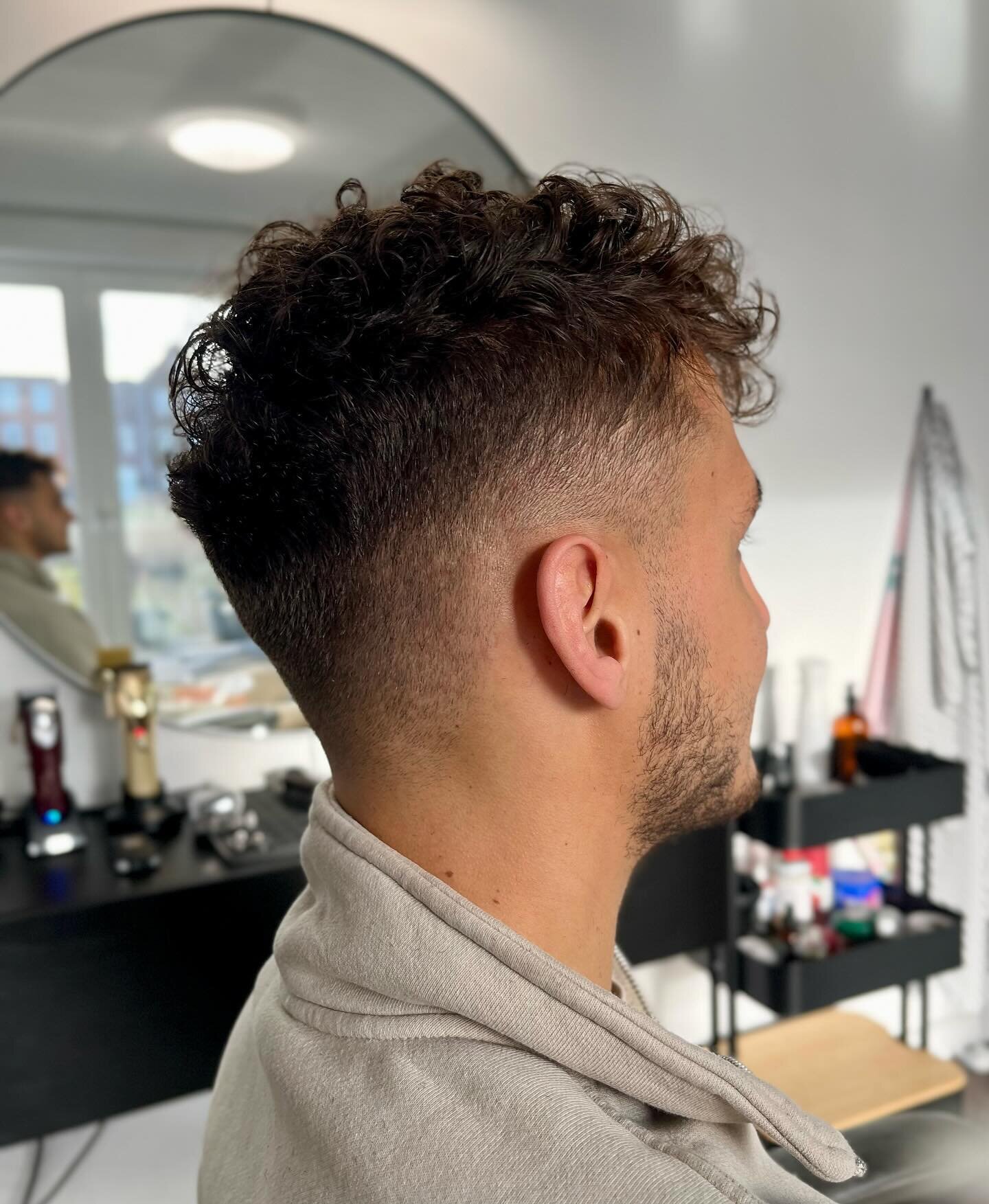 Fade x Curls

Products: Curl Cream @stmntgrooming.nl 

&bull;&bull;&bull;

#barber #barbershop #kapper #kapperhoofddorp #hoofddorp #floriande #knippen #krullen #menshair #fade #curlyhair #dutchbarbersconnect #barberconnect #barberevo #modernbarbermag