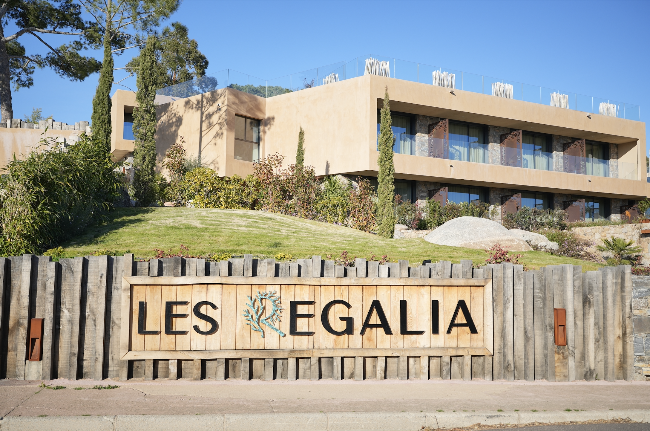 Les Regalia façade.png