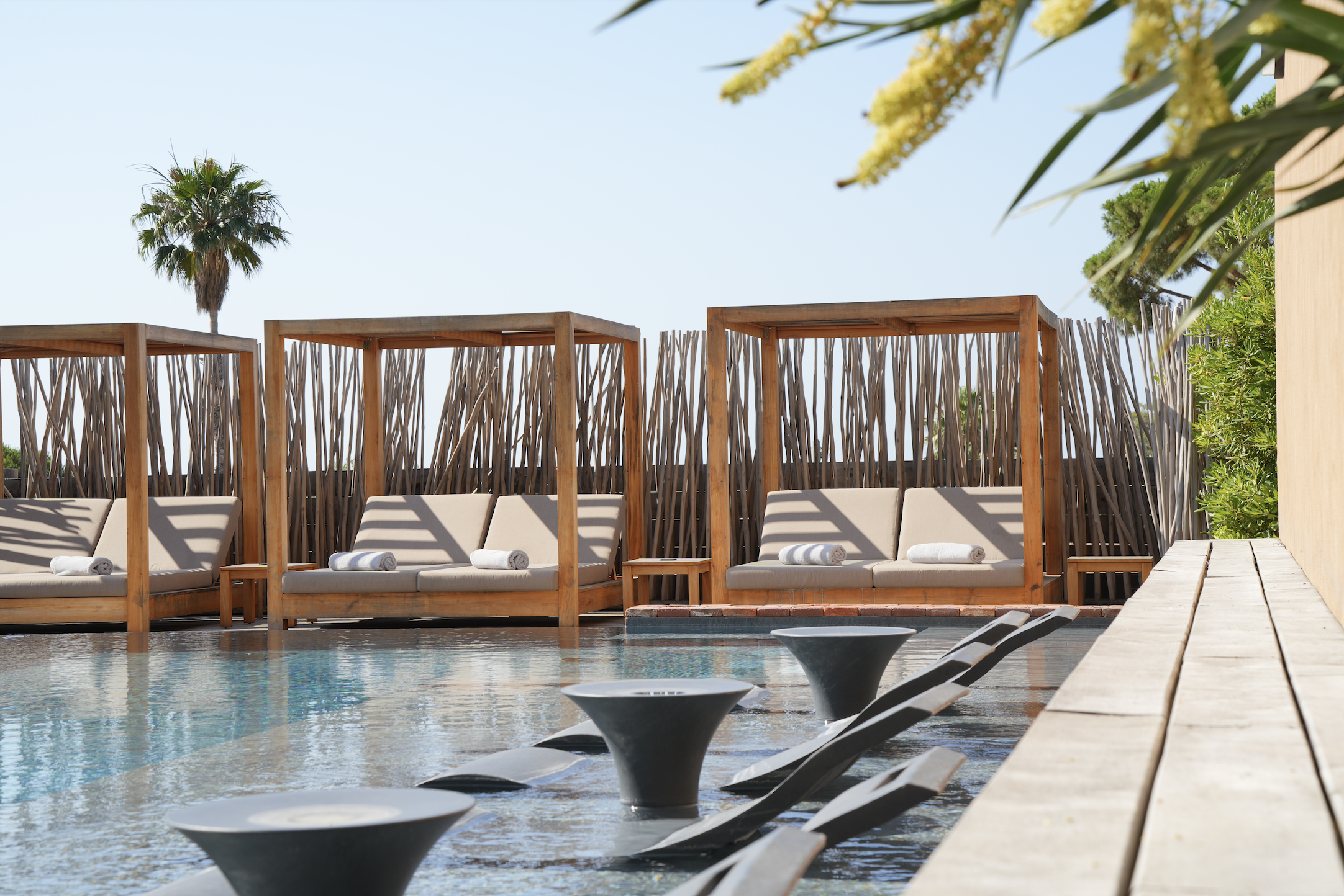 Les Regalia poolside.png