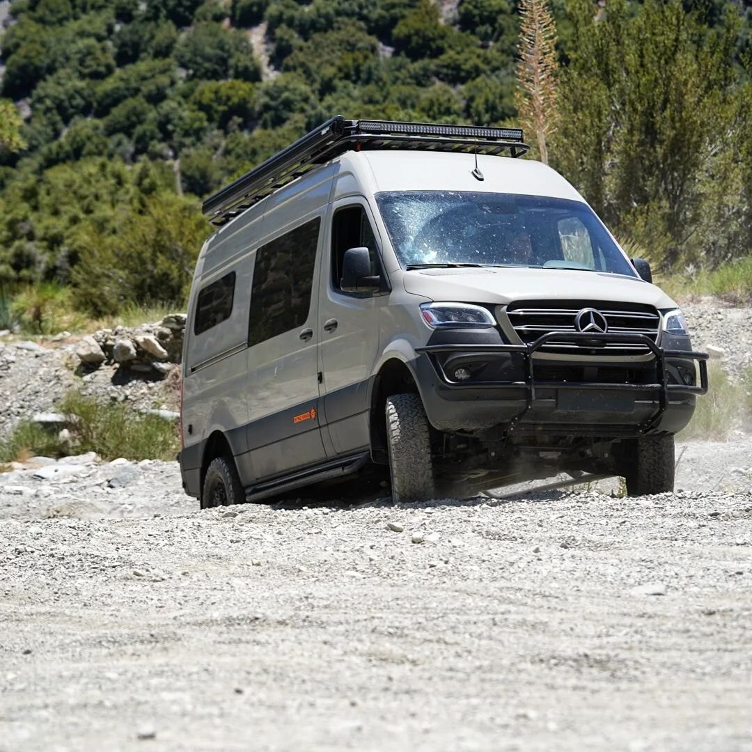 Check out our Recovery Clinic with @sprinter_de_burque 🤘🏼 

@xpeditionamerica put together a full weekend of training to help our Sprinter fam learn how to fix a flat, traverse trails, and confidently execute a self recovery, all solo!

Keep an eye