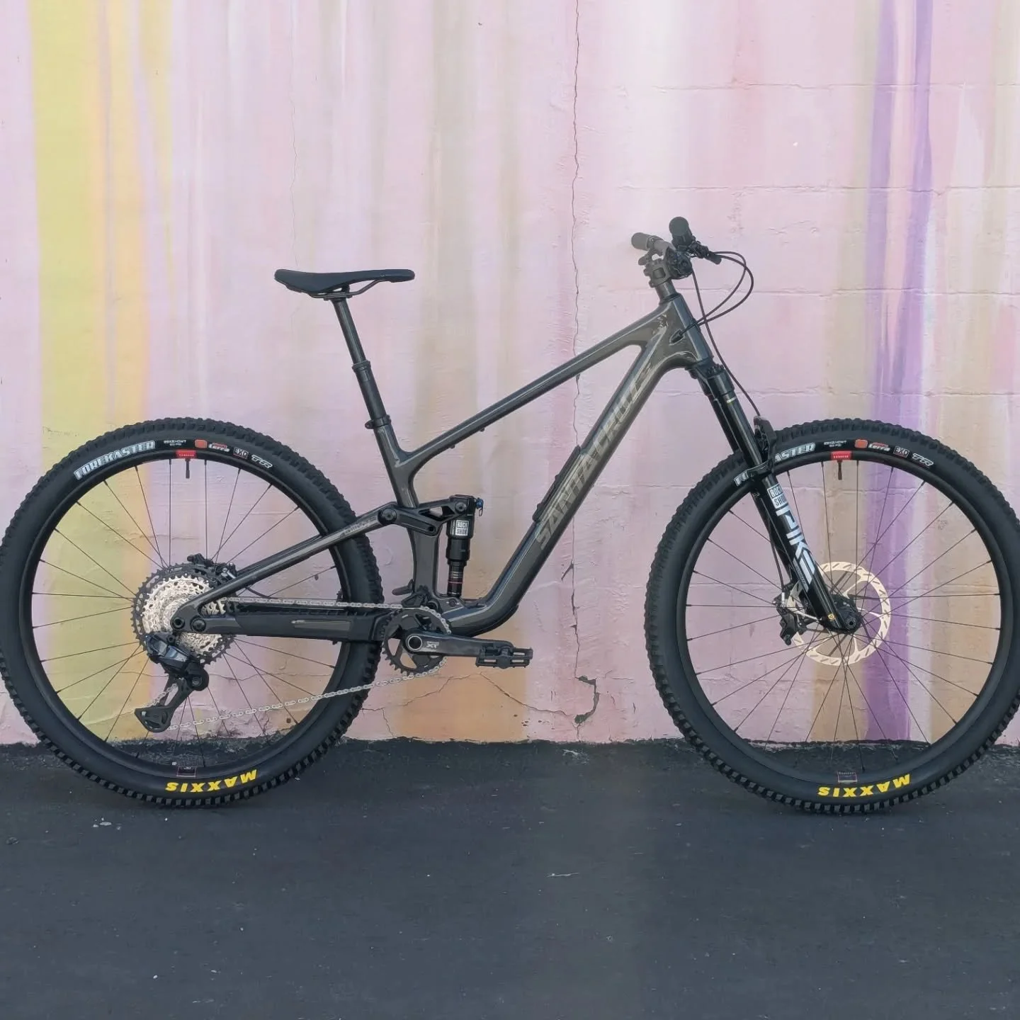 This is the @santacruzbicycles bike we have been waiting for, the redesigned Tallboy 6! They are in the shop and we can't wait to get them out on the trail.
⛰️
Tallboy has gone on a diet and bulked up on travel! It has a 140mm fork &amp; 130mm rear s
