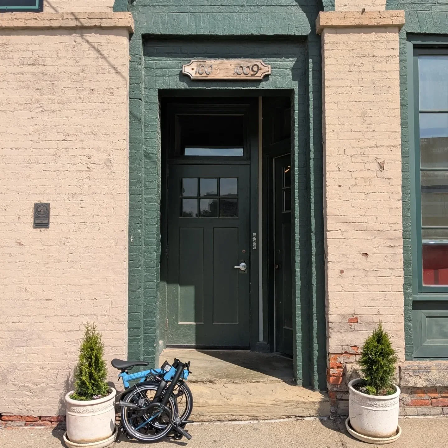 Brompton P Line in Cloud Metallic.

The lightweight evolution of the classic @bromptonbicycle shaves 4.4 lbs off the original by playing with different materials and new 12 speed drivetrain. The steel main frame is paired with a titanium rear triangl
