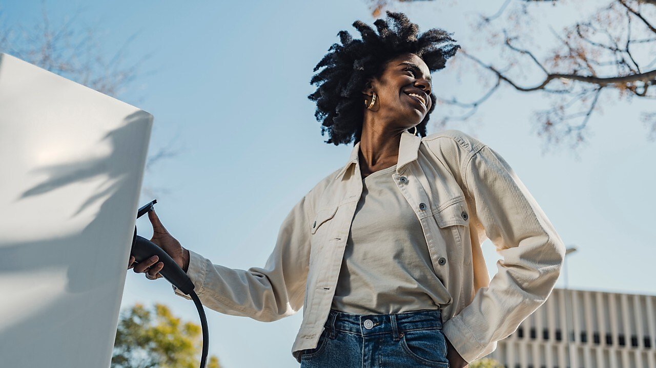 netherlands-fleet-woman-smiling-ev-charger-169.jpeg