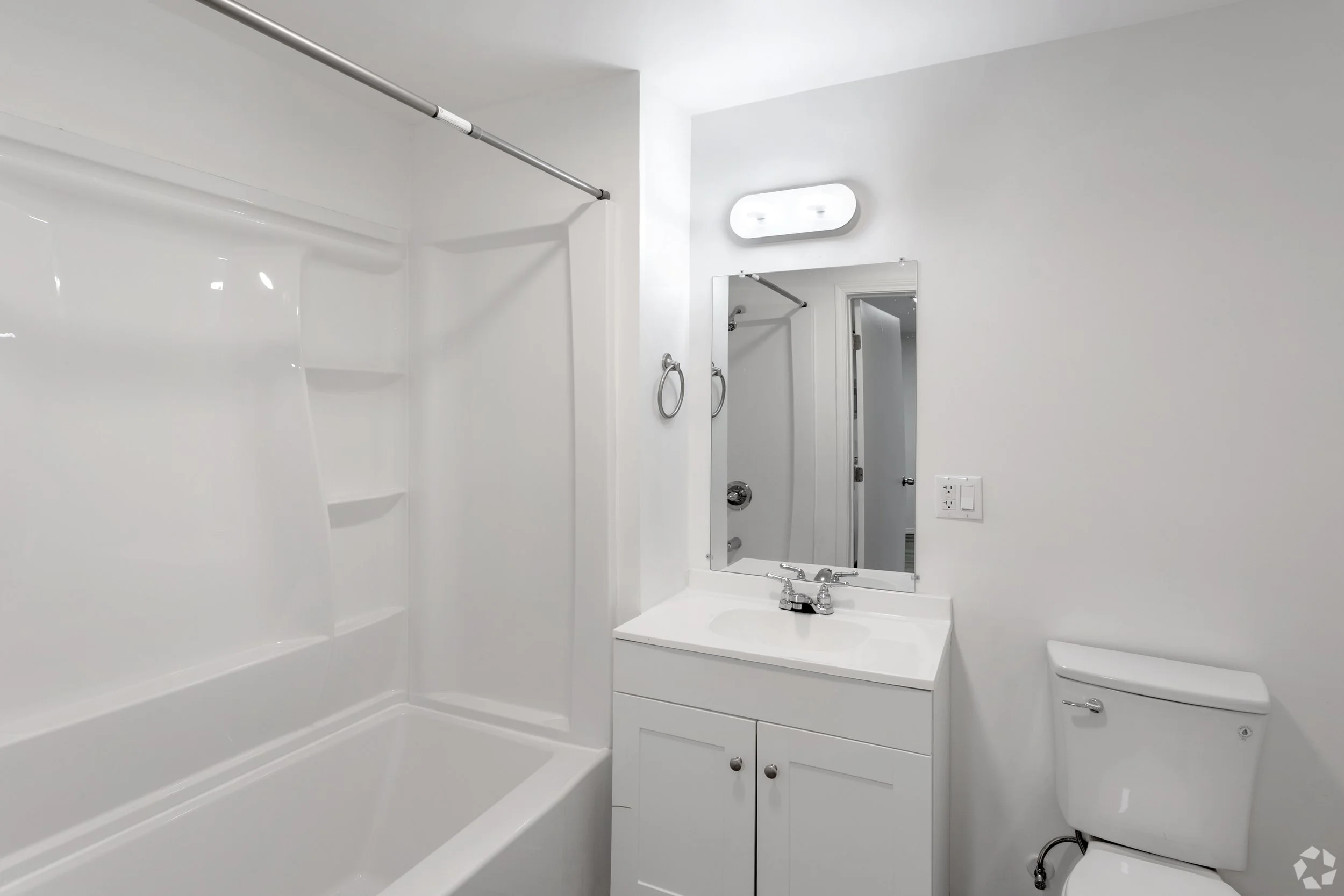 1BR, 1BA - 750SF - Bathroom.jpg