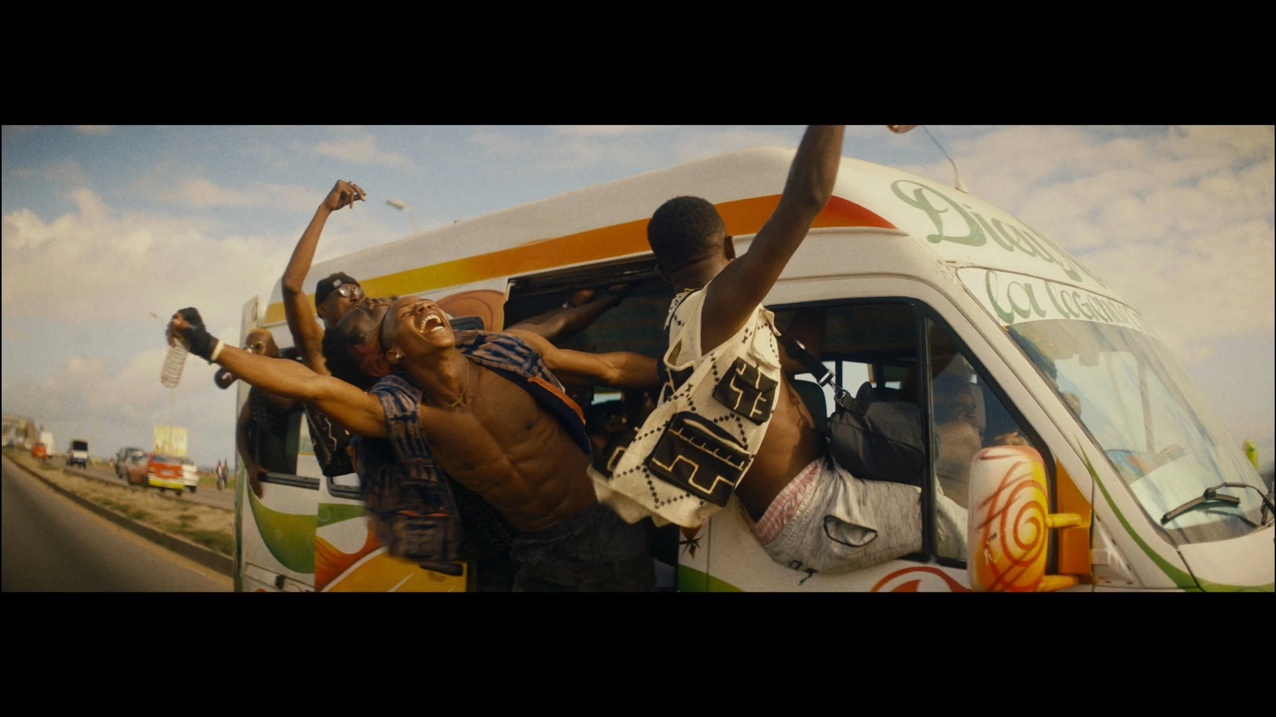 Struggling to make a living in the markets of Abidjan, a group of young delinquents try to find new ways to make a living, but at what cost?