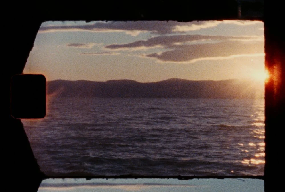 Filmed frame by frame, the landscape is deconstructed in a way that makes us lose our sense of reality and continuity. The horizon line becomes our only reference point to create a new motif that is both irrational and contemplative.