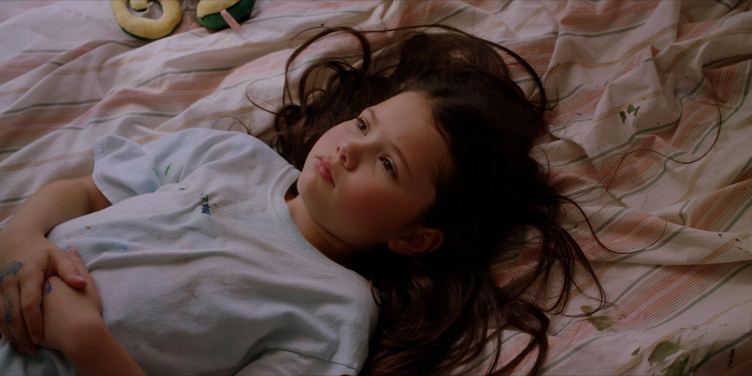 On a summer morning, Chichou, a six-year-old girl, invite us to discover what her daily life is made of. Perhaps at the cost of what childhood should normally look like.