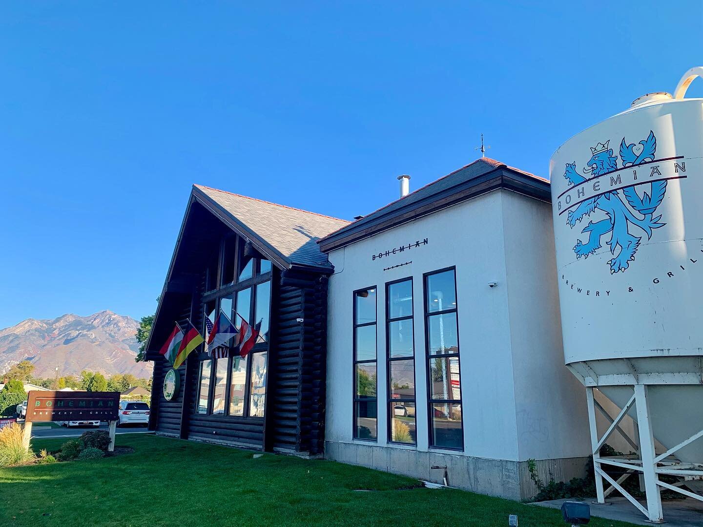 This beautiful, lodge-style brewery overlooking the Utah mountains is an absolute must stop if you&rsquo;re near the Salt Lake City area. Check out our experience live on the blog now - link in bio! 🍻