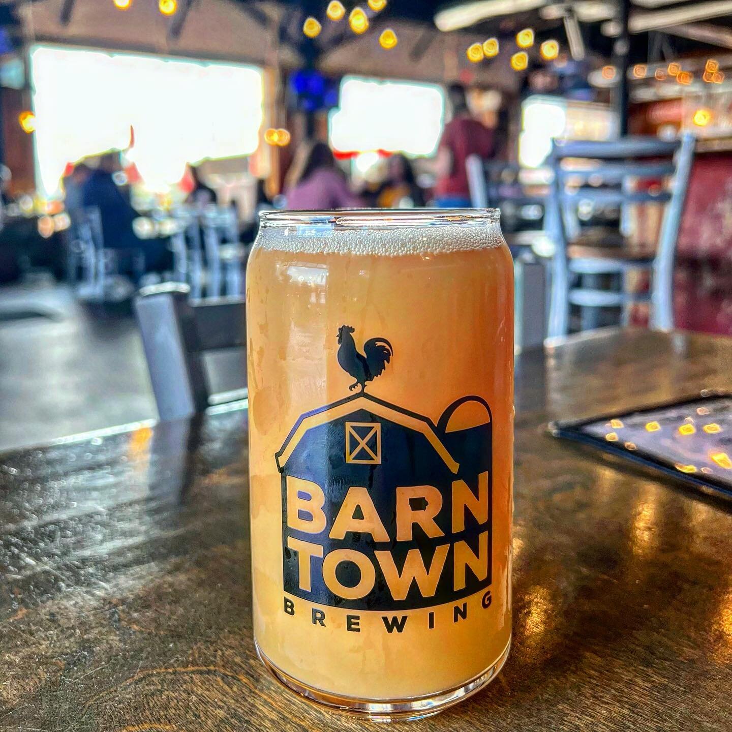 We encountered everything from lemon, orange, apple, tangerine, and grapefruit thrown about in the various recipes and brewing styles at @barntownbrewing! Our favorite brews here all featured their fruits, including their flagship IPA Groovy Ruby whi