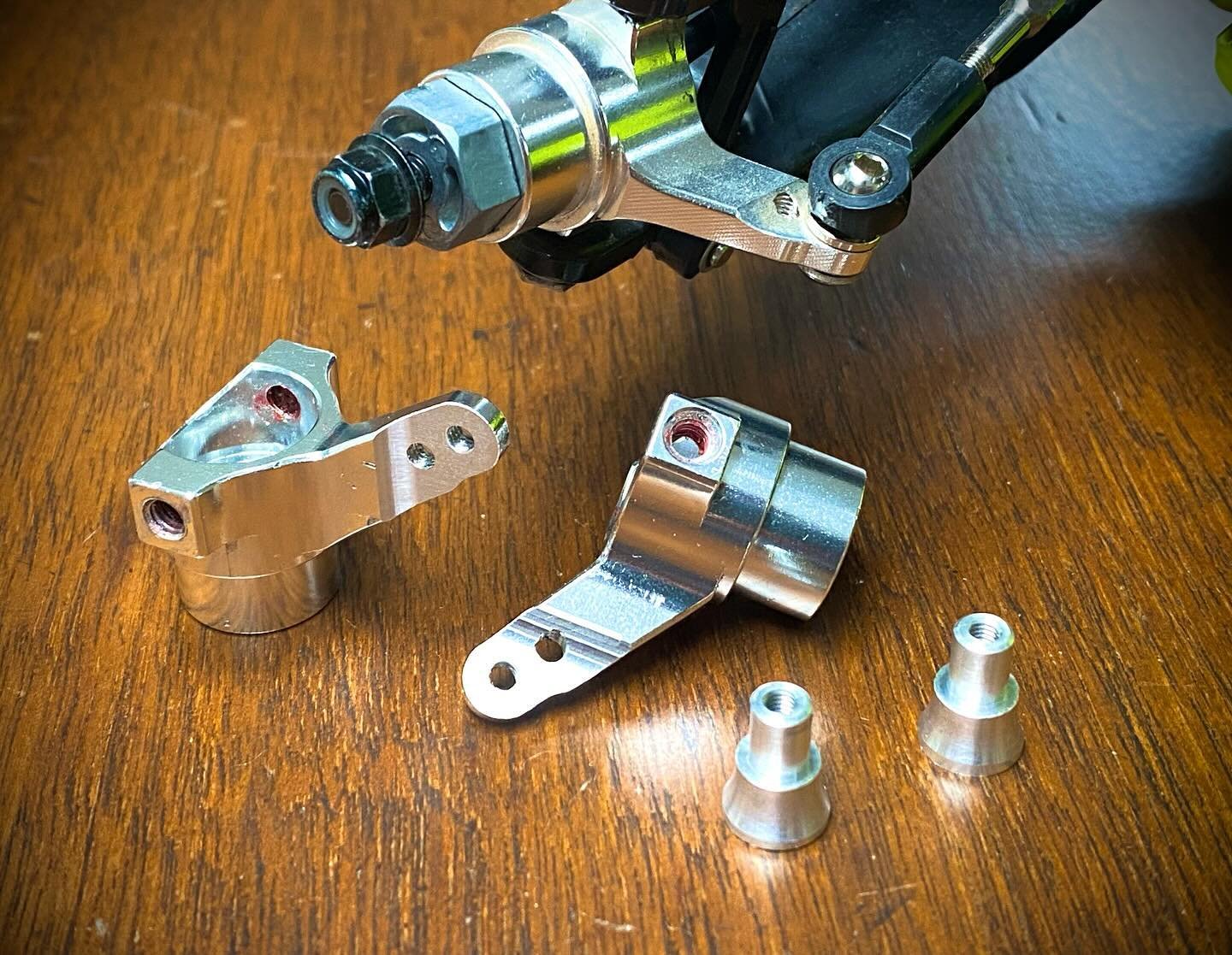 Did another DF01 Steering flip mod.

This one is for @rob_s_rc who is building out a similar Evo as mine. 

Let me know if you all would be interested in a full DF01 steering improvement kit&hellip;.i have some ideas.

#tamiya
#tamiyadf01 
#topforcee