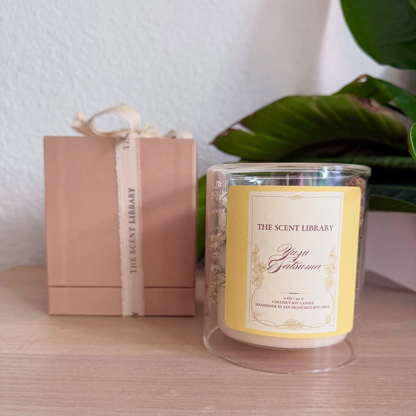 Meet our new 11oz Yuzu &amp; Satsuma Candle 🍊
Hand-adorned dried botanicals + reusable double-glass vessel = perfection.

Now live on our website!