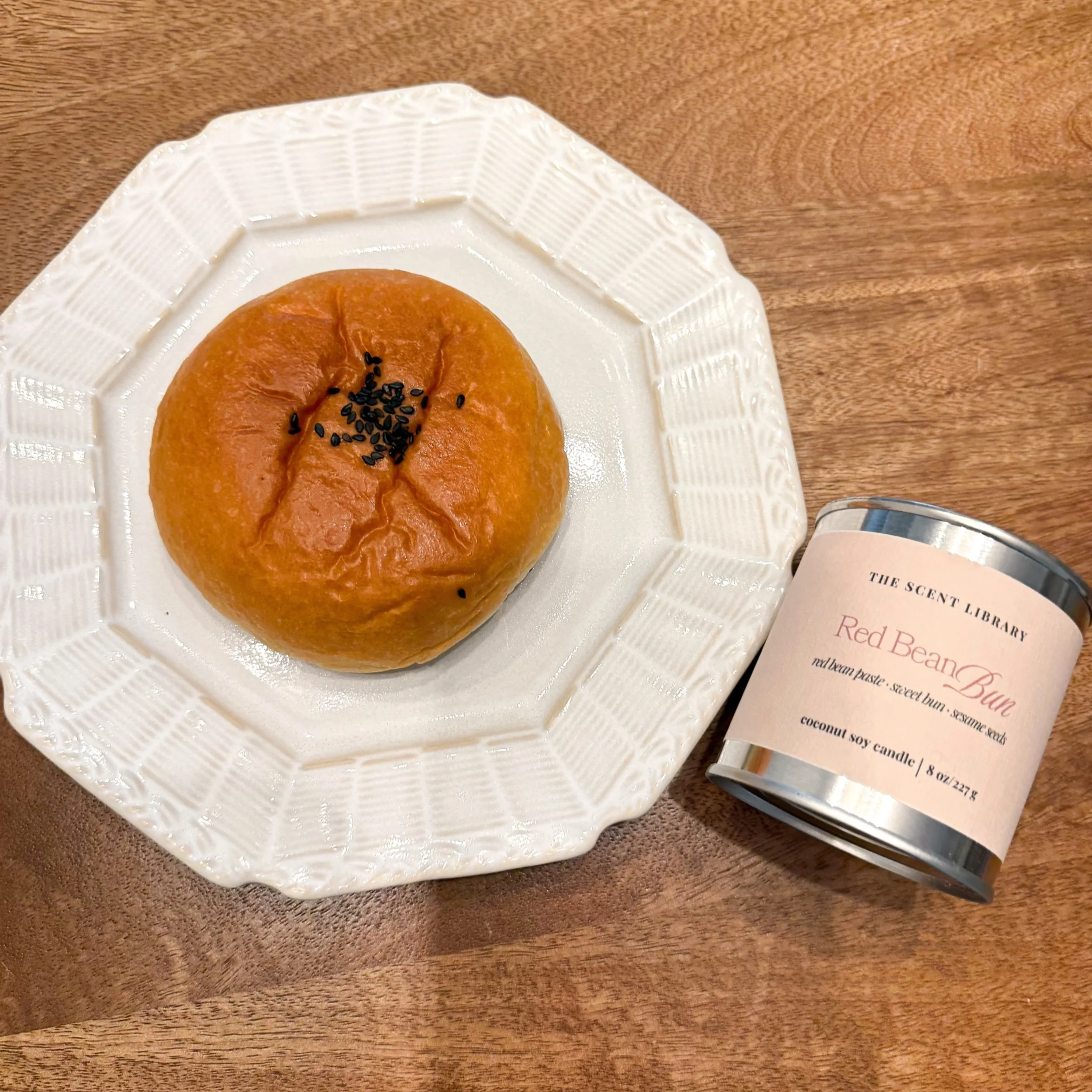 Warm dough. Sweet red bean. A hint of sesame. Red Bean Bun burns slow and soft, like a Tuesday afternoon you don&rsquo;t want to end. 🕯️

#redbeanbun #asianbakery #chinesebakery #scentedcandle #candleoftheday