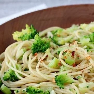 Spaghetti Agilo e Olio w/Broccoli