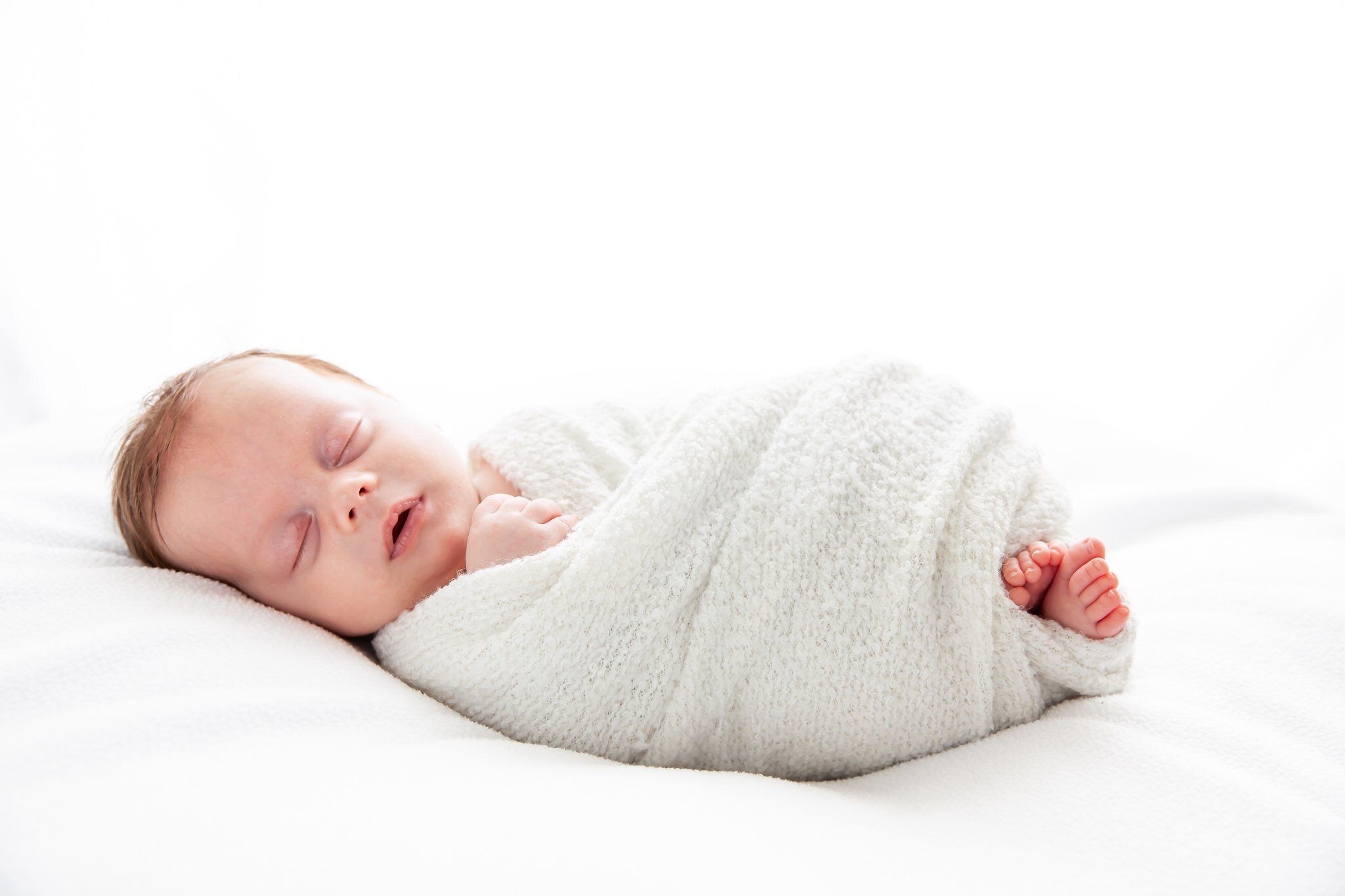 Newborn perfection 💖  This photo, like all my newborn photos, was taken in the comfort of my clients home. That's right, I bring my studio to your doorstep so that you don't have to worry about leaving your house with your newborn. Convenience and c