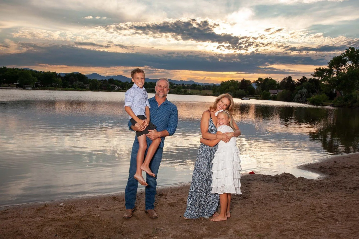 ✨ Golden hour, mountains, water&hellip; and the people you love most ✨

This fall session by the lake in Littleton was pure magic. The weather was perfect, the sunset was absolutely breathtaking, and the way the light reflected across the water with 