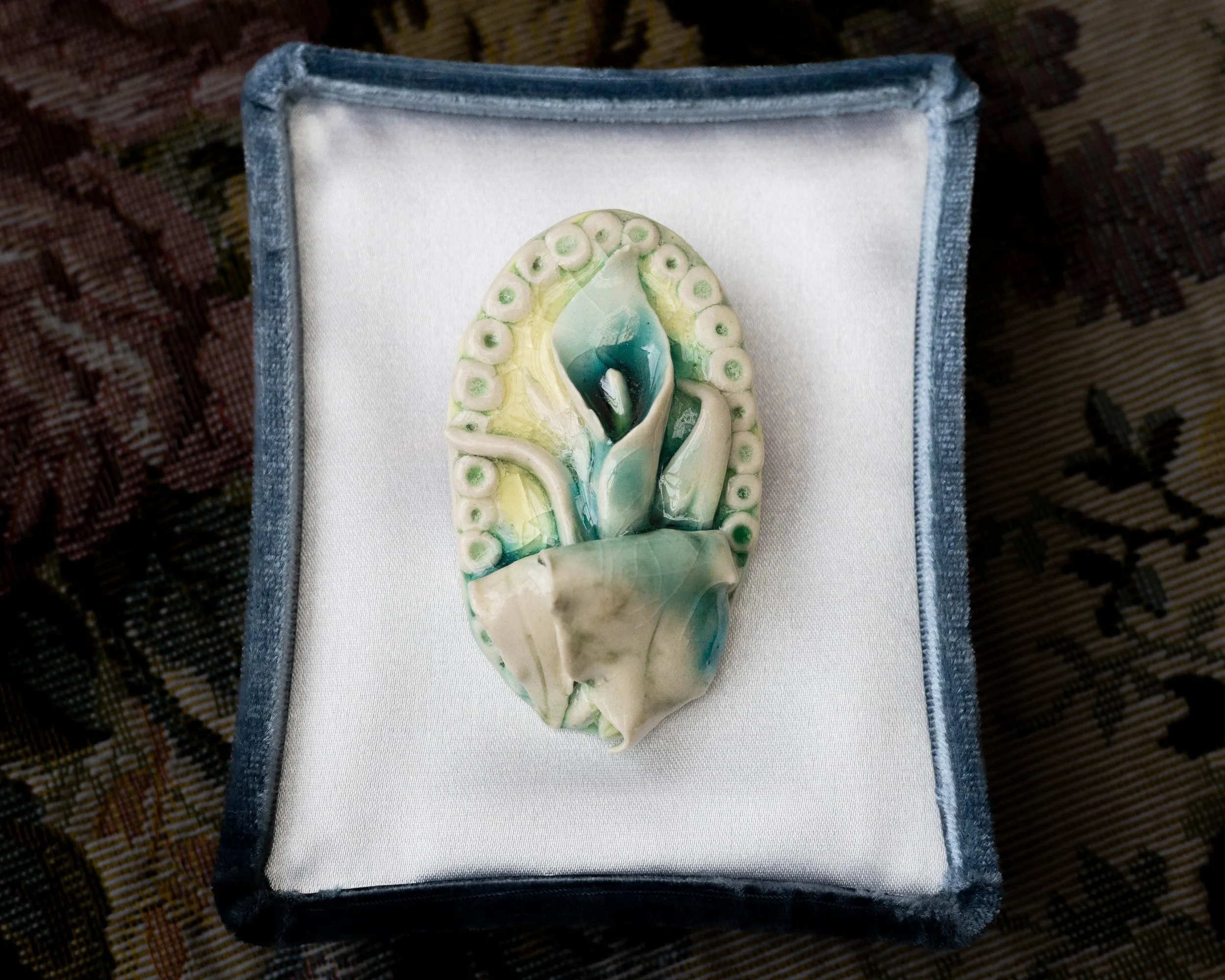 Porcelain Brooch - Calla Lily ||