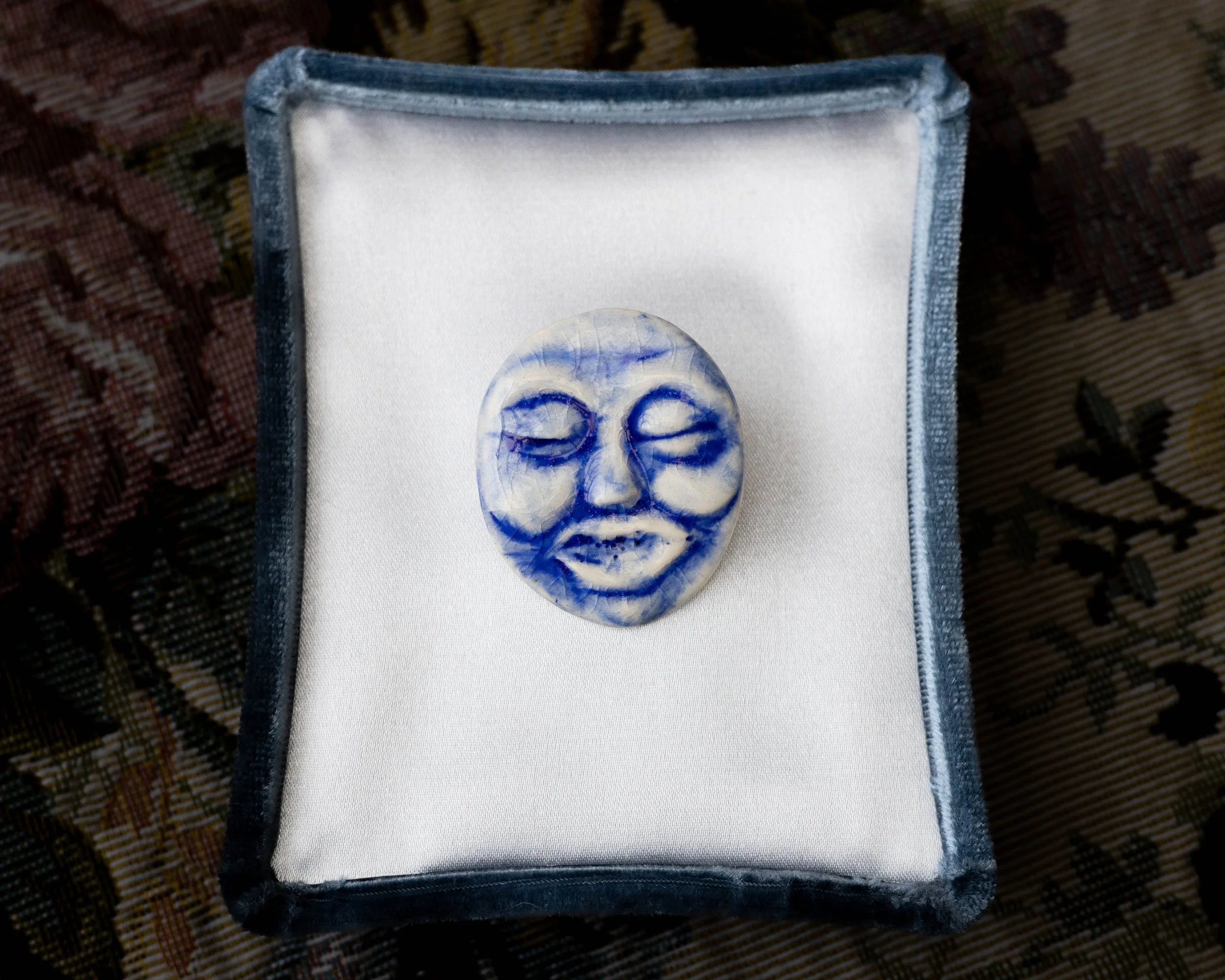 Porcelain Brooch - Cobalt Face ||