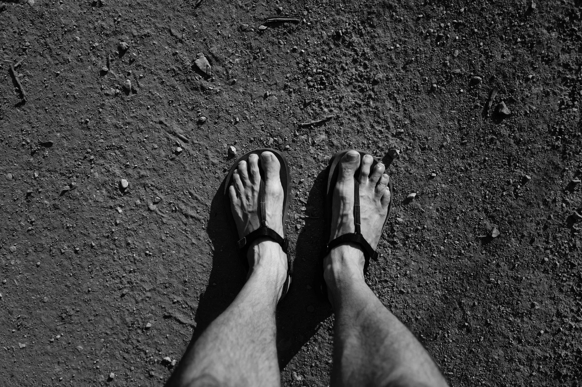 Como andar de forma natural con sandalias minimalistas