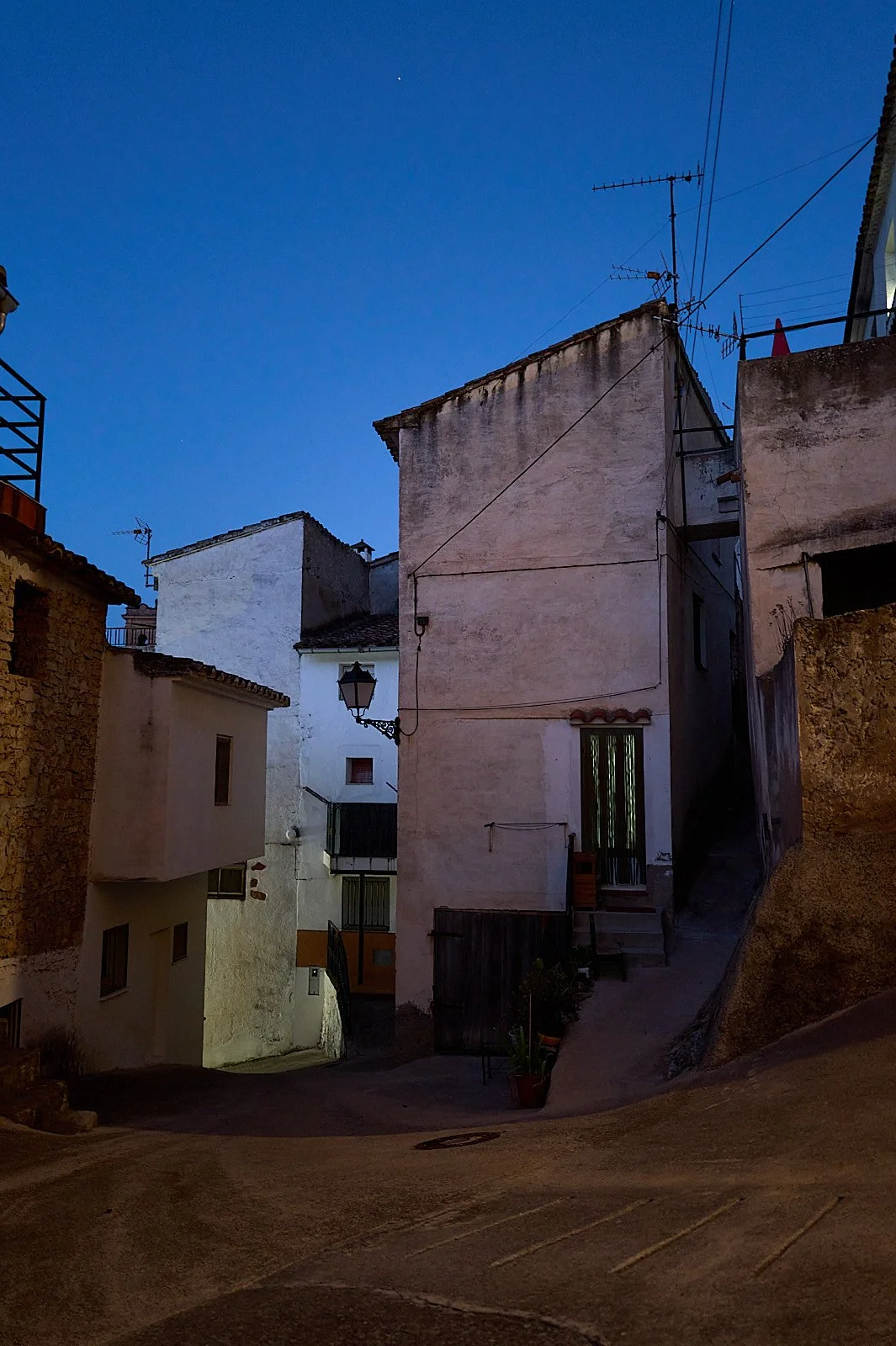casas en pueblo al amanacer con cielo azul