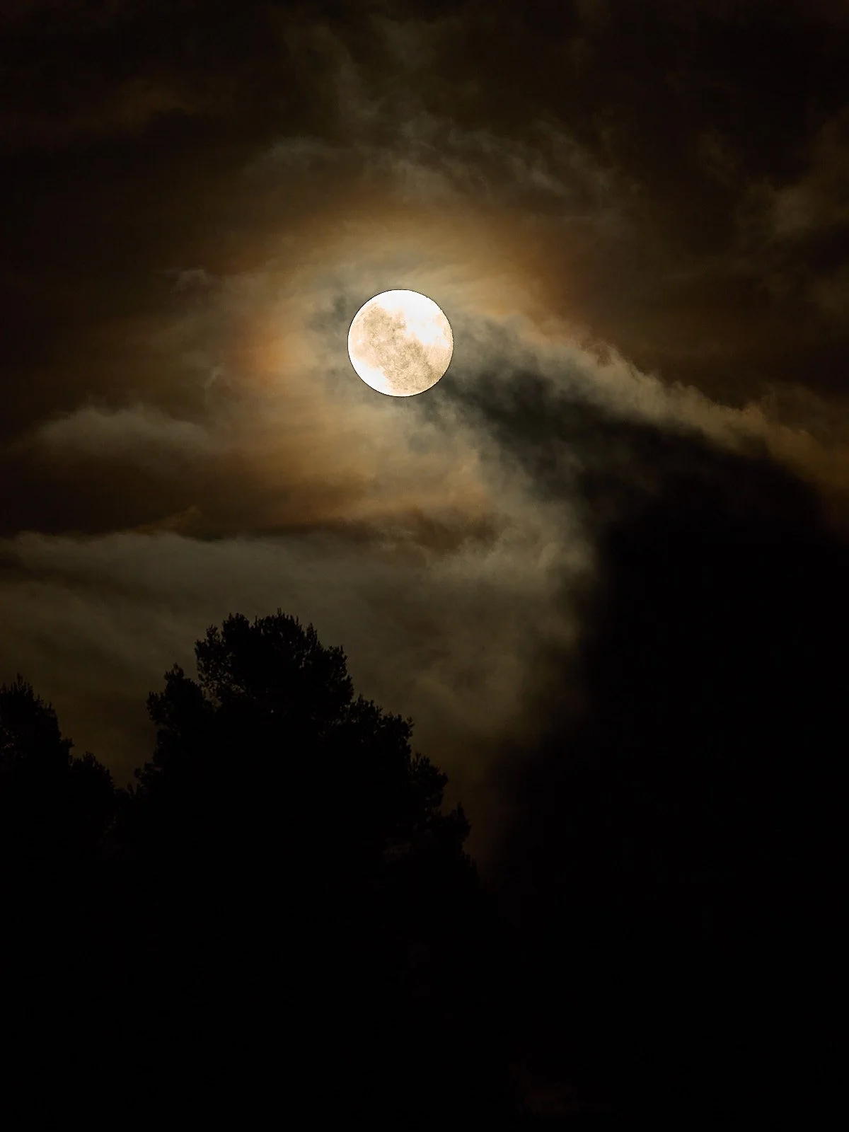 luna brillante entre las nubles