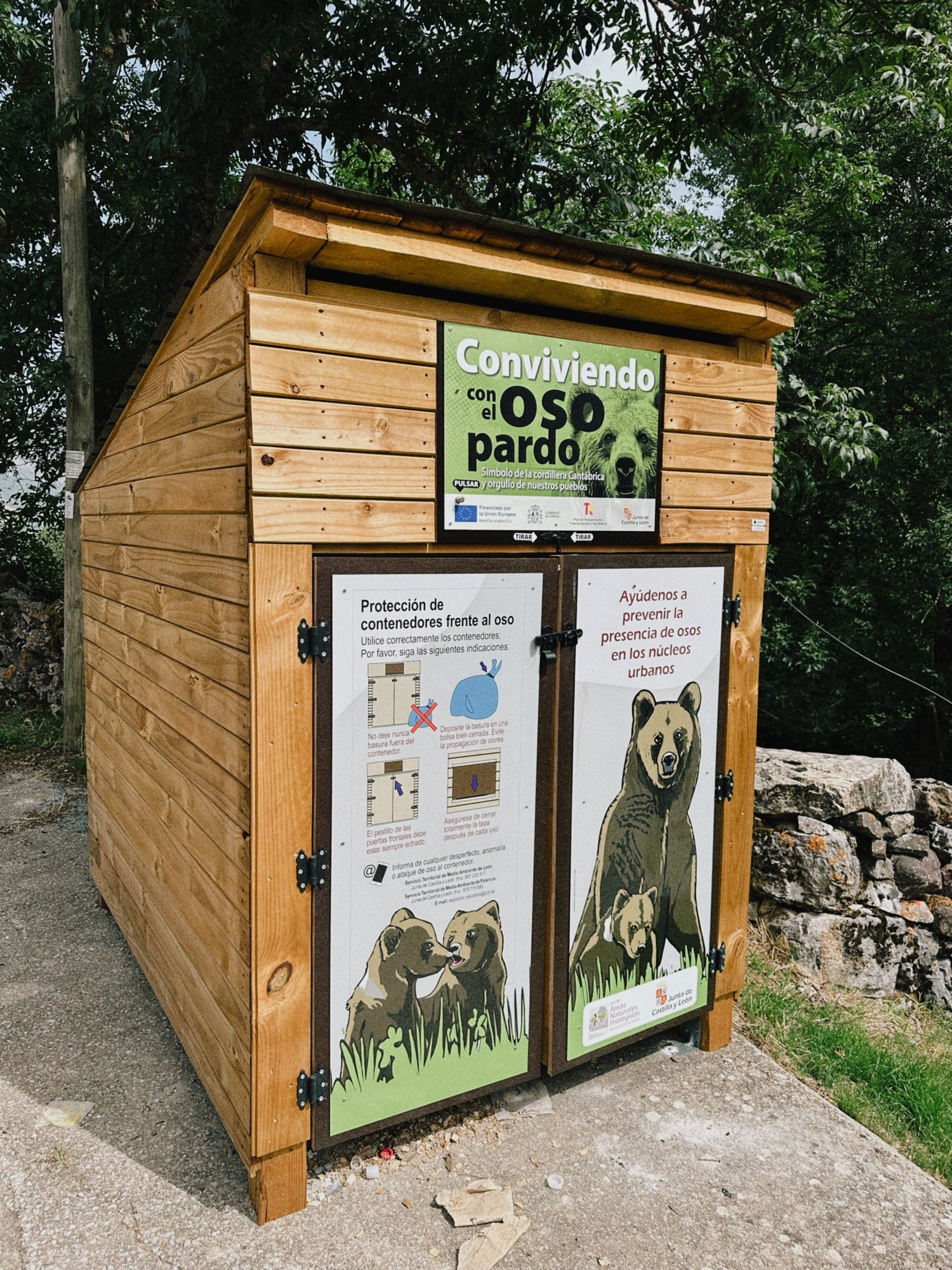 casa de madera con carteles de oso